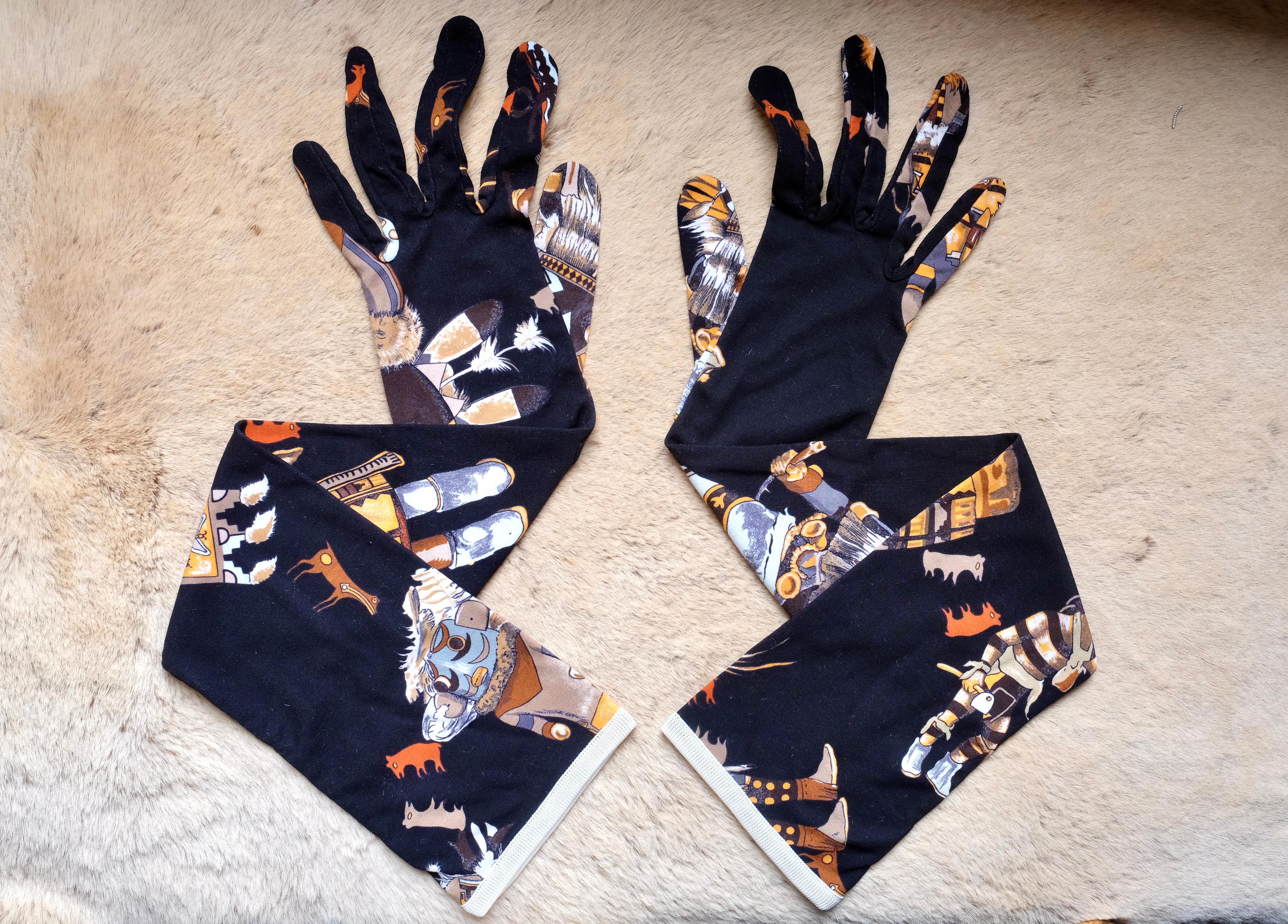 Hermès Vintage Selection by Corrado Luxury - Beautiful pure silk gloves the pattern is that of one of the iconic Carrè the 