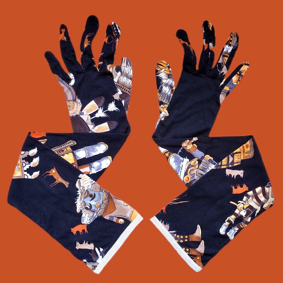 HERMÈS silk gloves For Sale 2