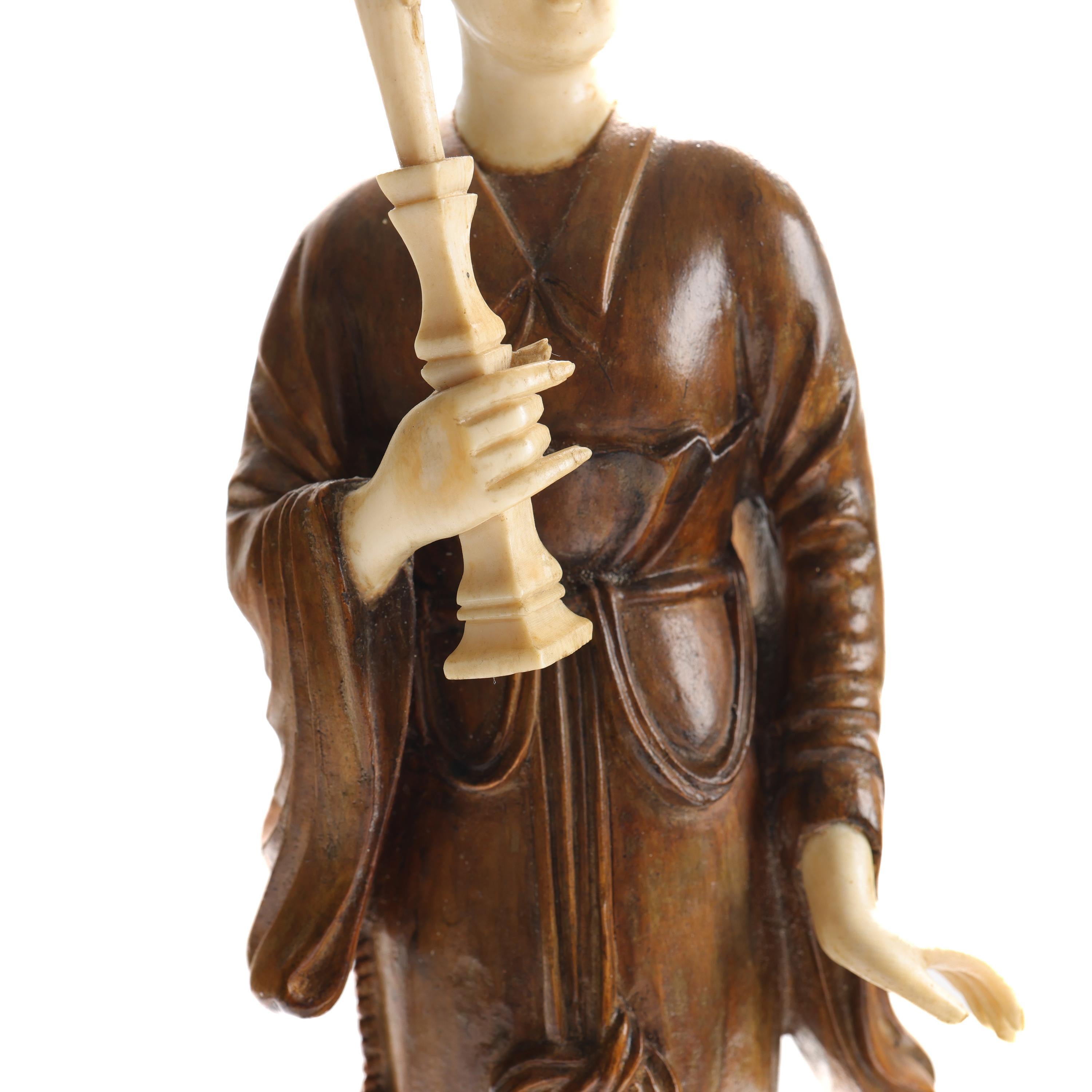 Guanyin, chinesisches geschnitztes Schachtelholz des 19. Jahrhunderts mit Knochenakzenten im Angebot 5