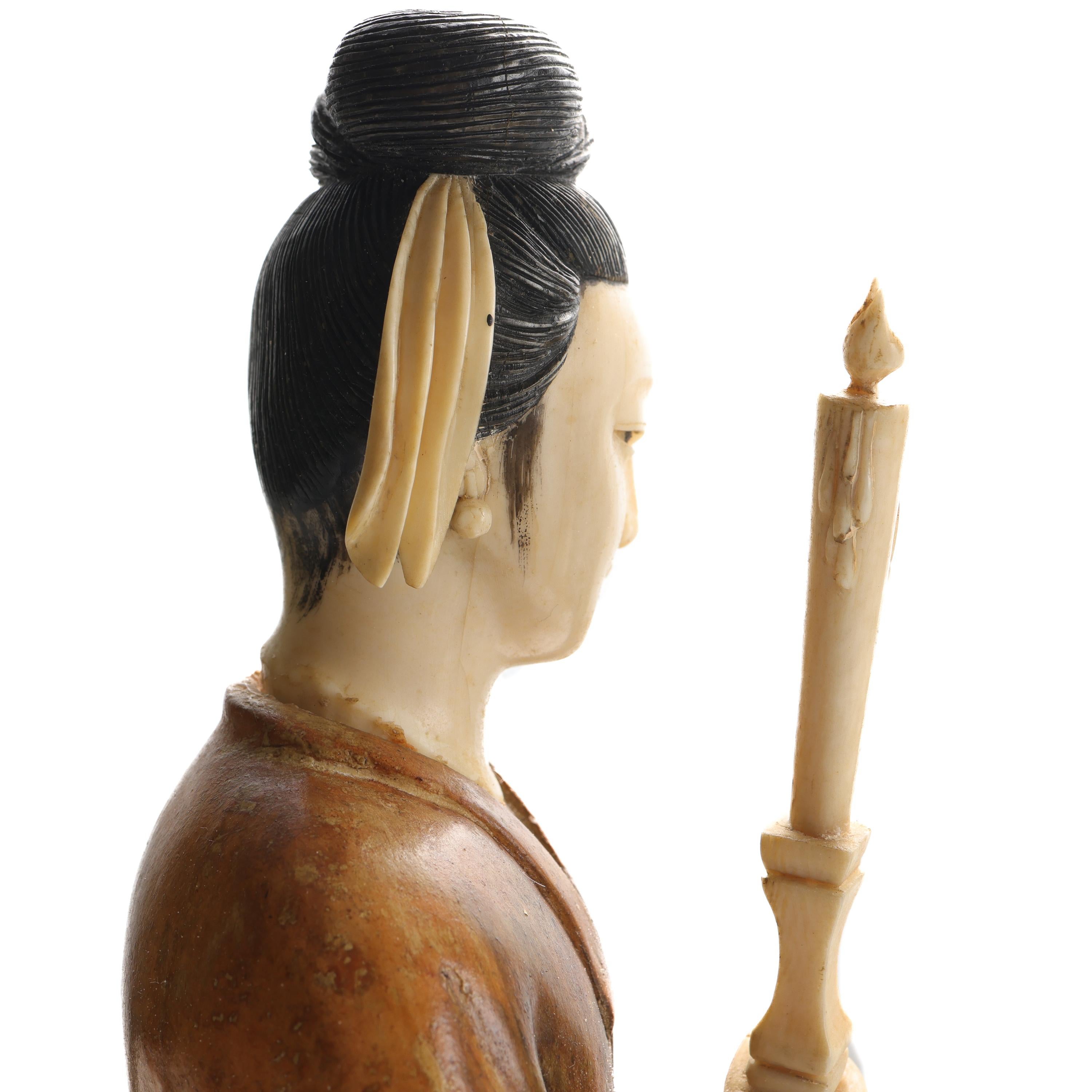 Guanyin, chinesisches geschnitztes Schachtelholz des 19. Jahrhunderts mit Knochenakzenten im Angebot 6