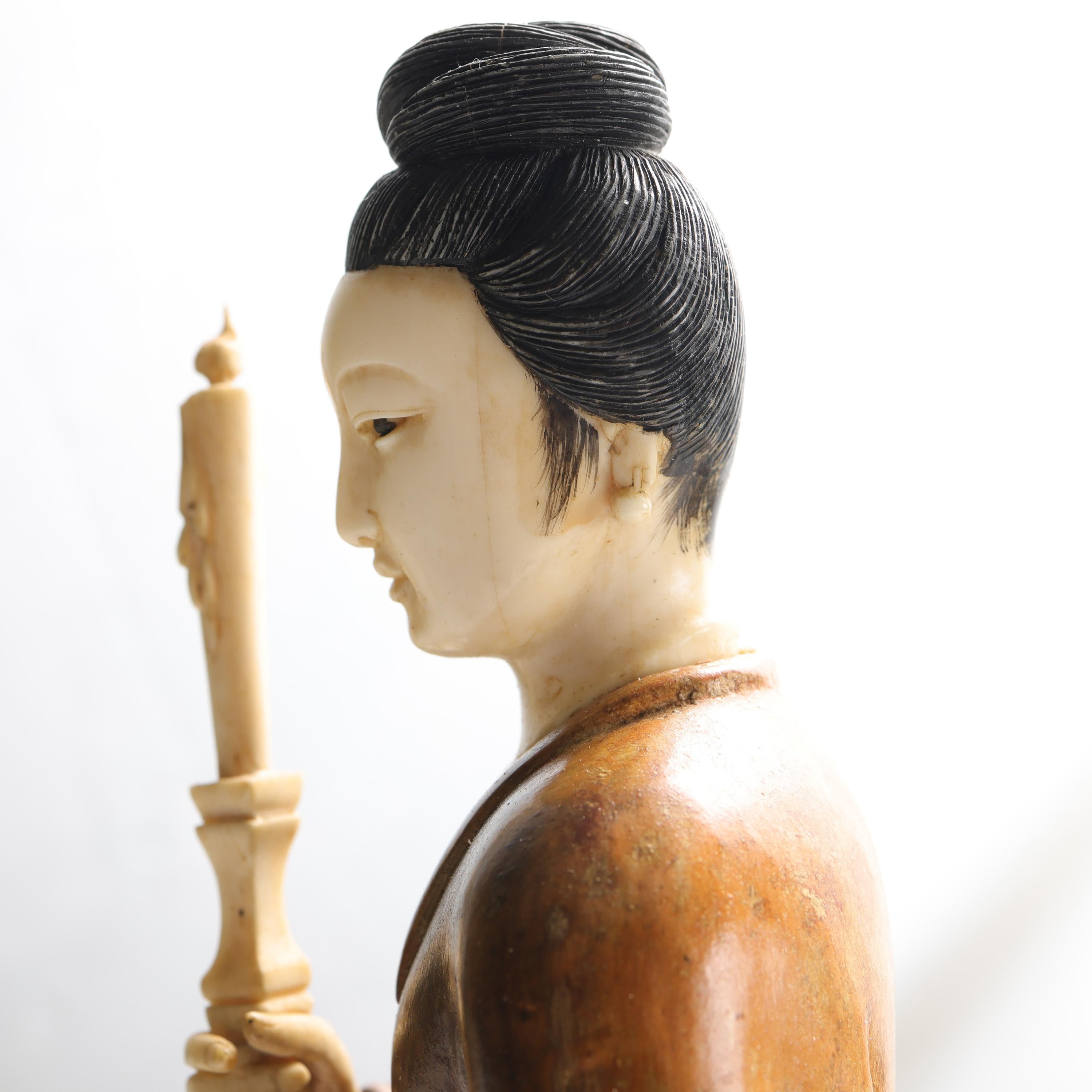Guanyin, chinesisches geschnitztes Schachtelholz des 19. Jahrhunderts mit Knochenakzenten im Angebot 7
