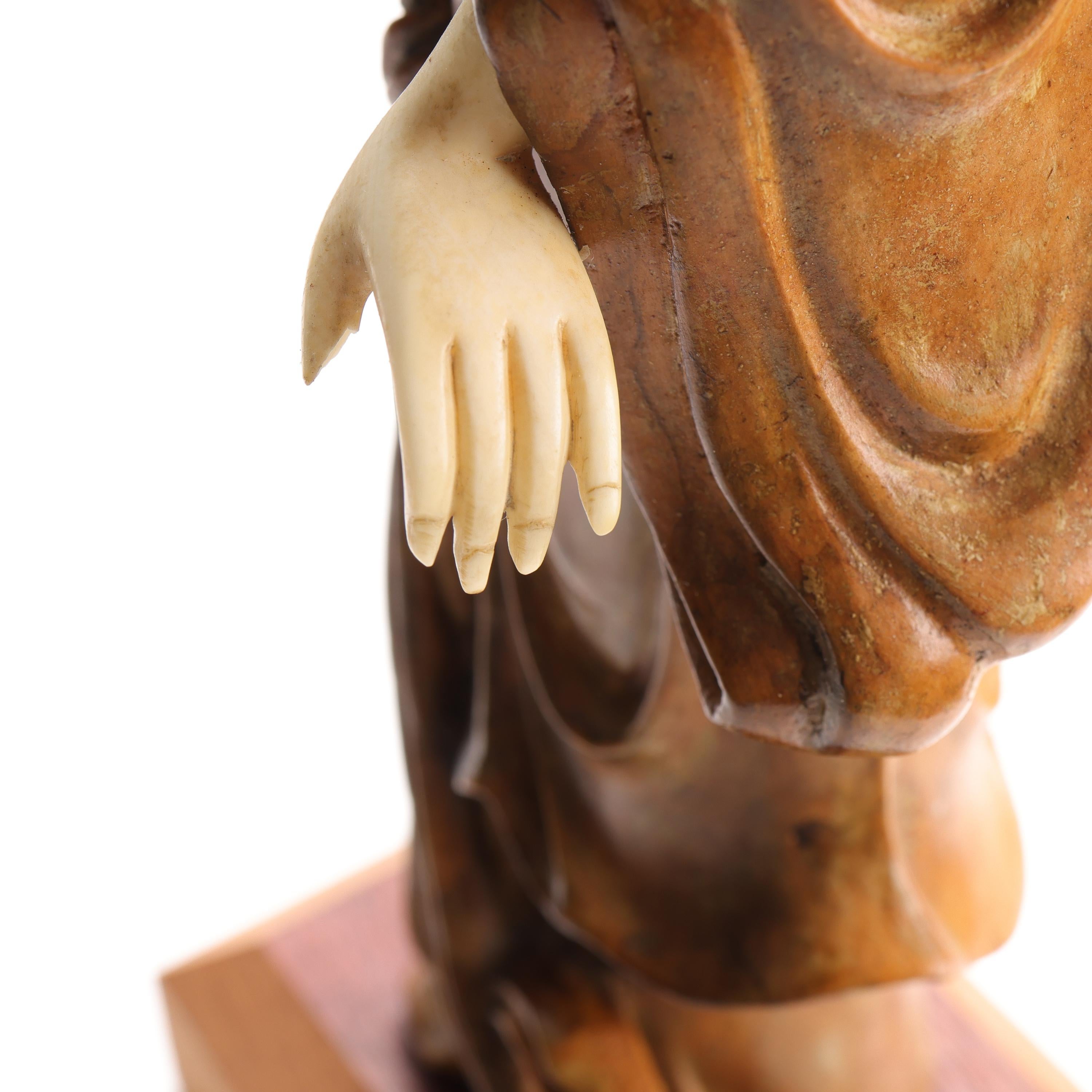 Guanyin, chinesisches geschnitztes Schachtelholz des 19. Jahrhunderts mit Knochenakzenten im Angebot 9