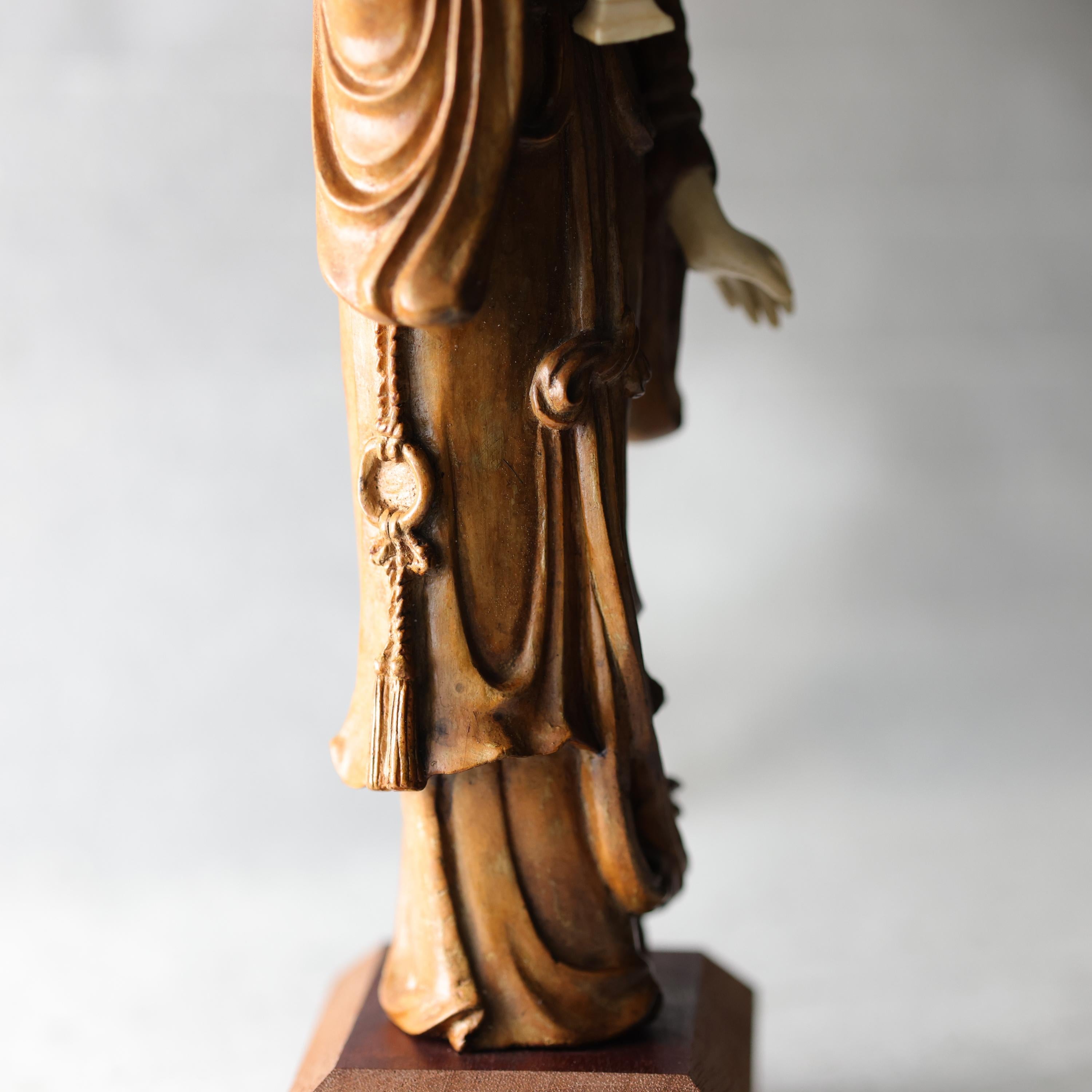 Guanyin, chinesisches geschnitztes Schachtelholz des 19. Jahrhunderts mit Knochenakzenten im Angebot 10