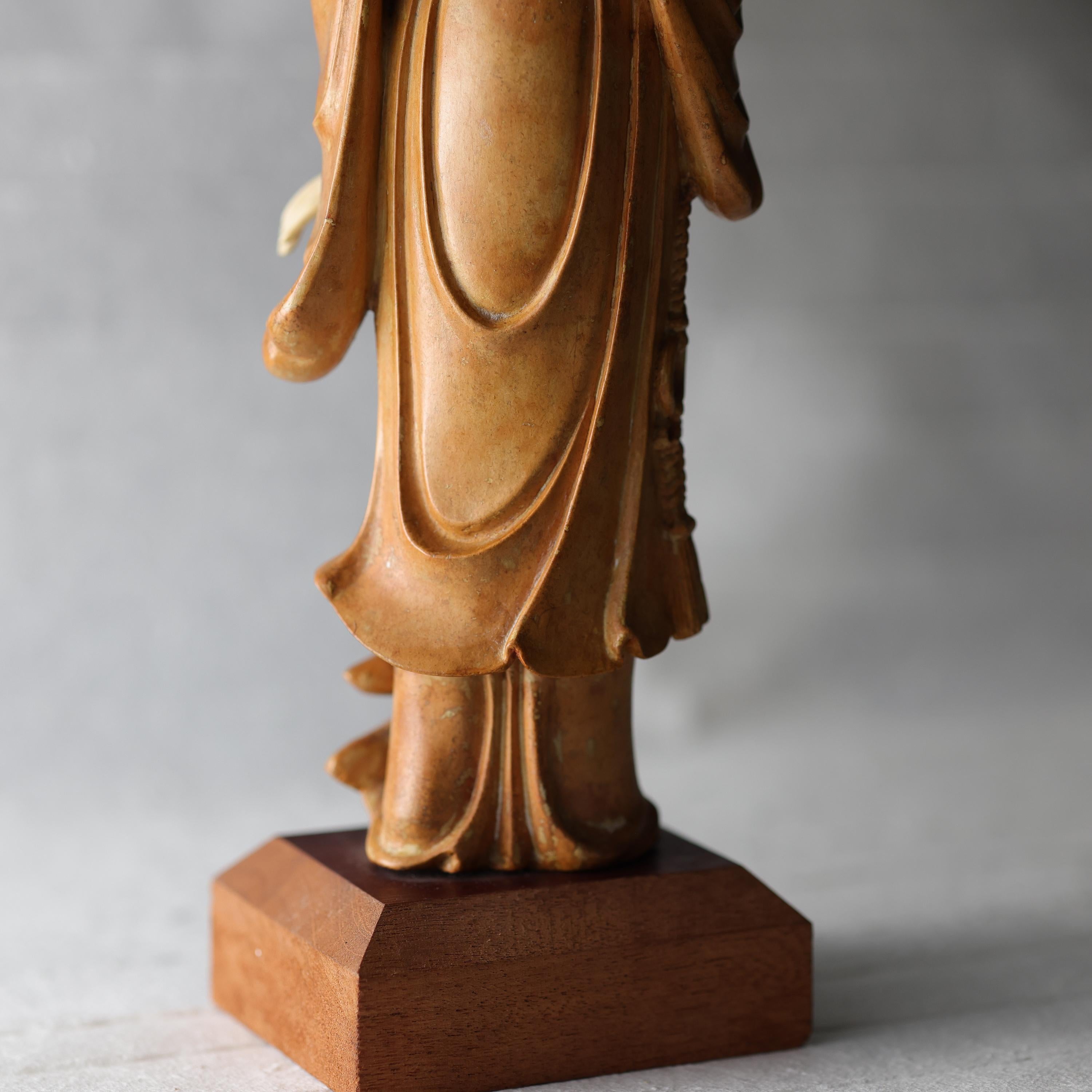 Guanyin, chinesisches geschnitztes Schachtelholz des 19. Jahrhunderts mit Knochenakzenten im Angebot 11