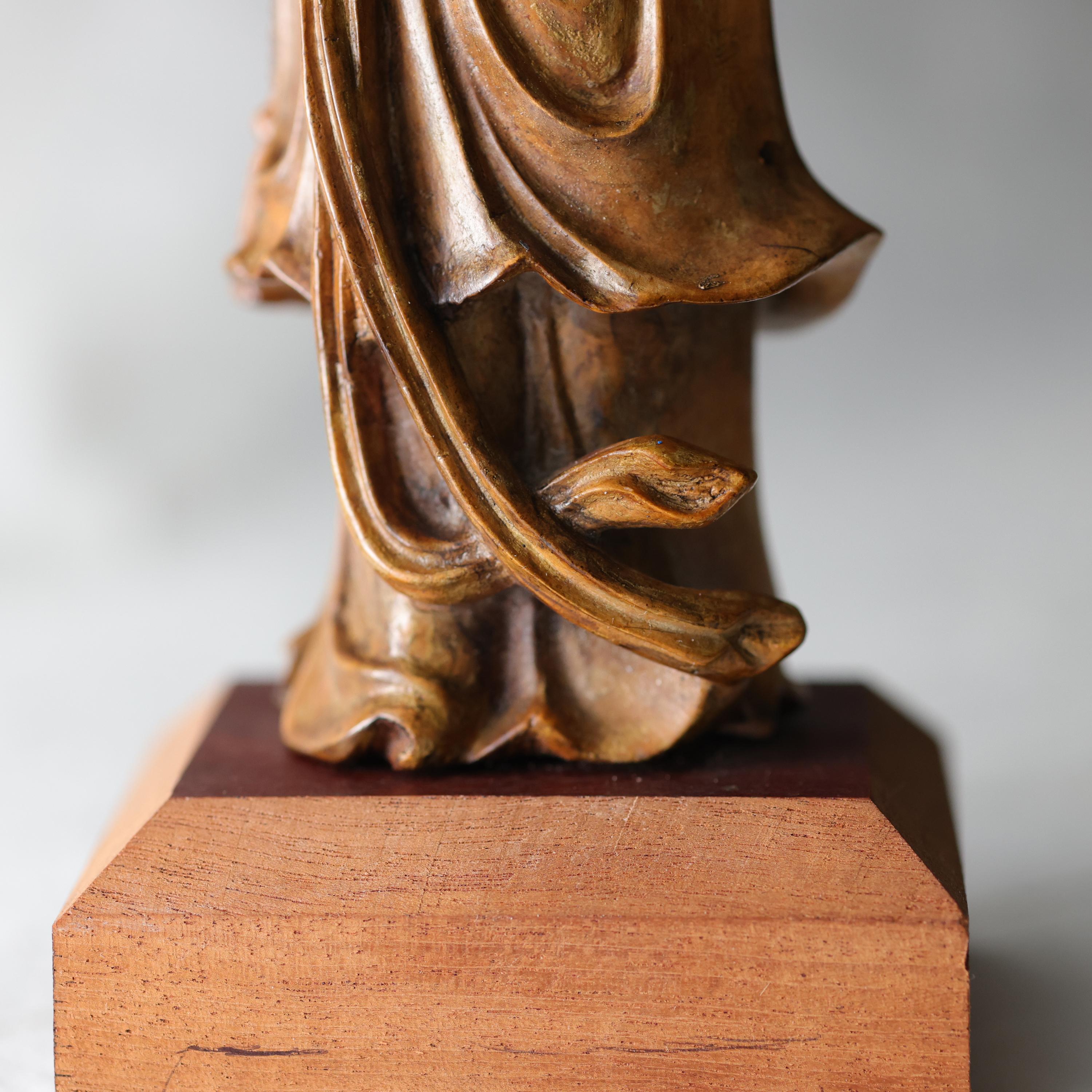 Guanyin, chinesisches geschnitztes Schachtelholz des 19. Jahrhunderts mit Knochenakzenten im Angebot 12