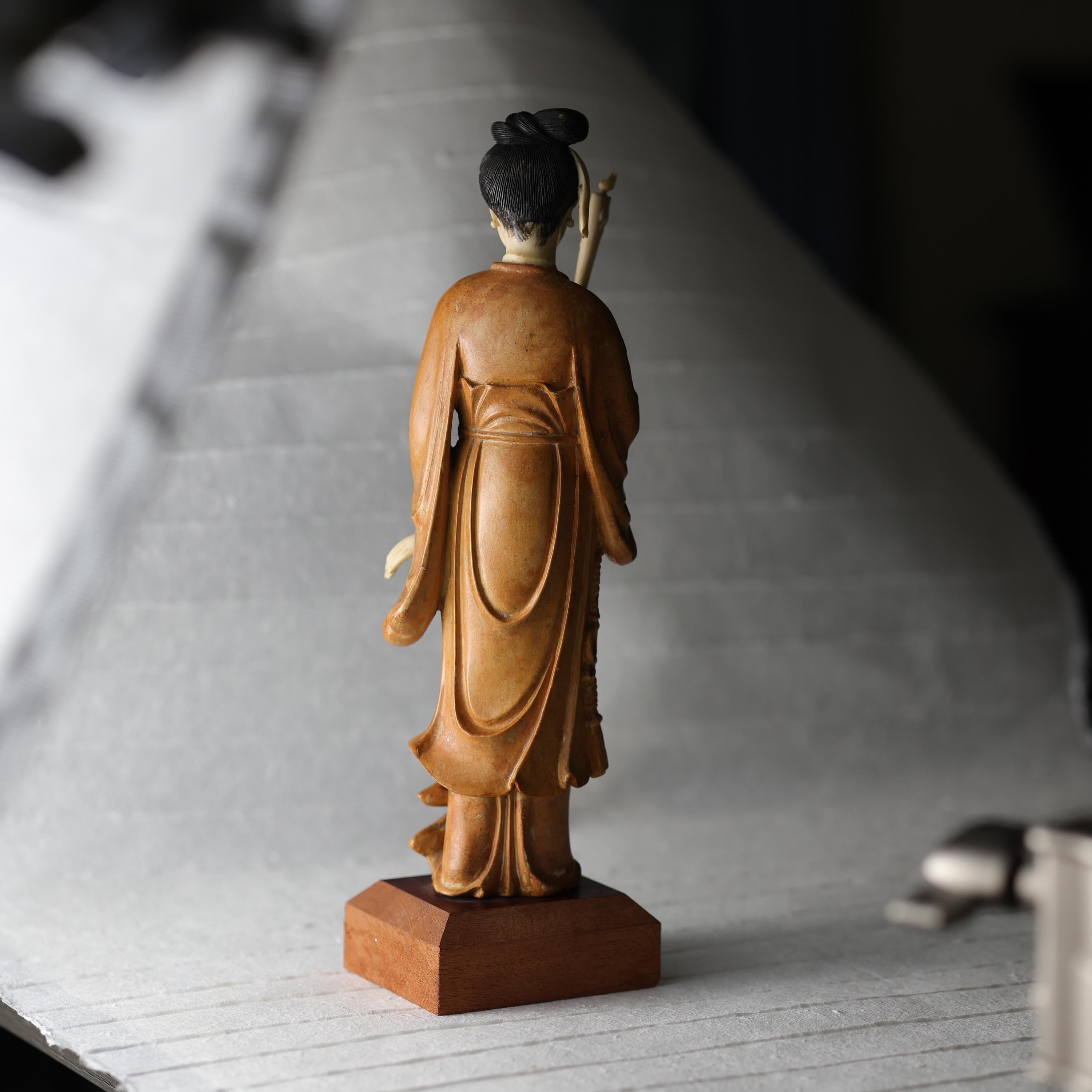 Guanyin, chinesisches geschnitztes Schachtelholz des 19. Jahrhunderts mit Knochenakzenten im Angebot 13