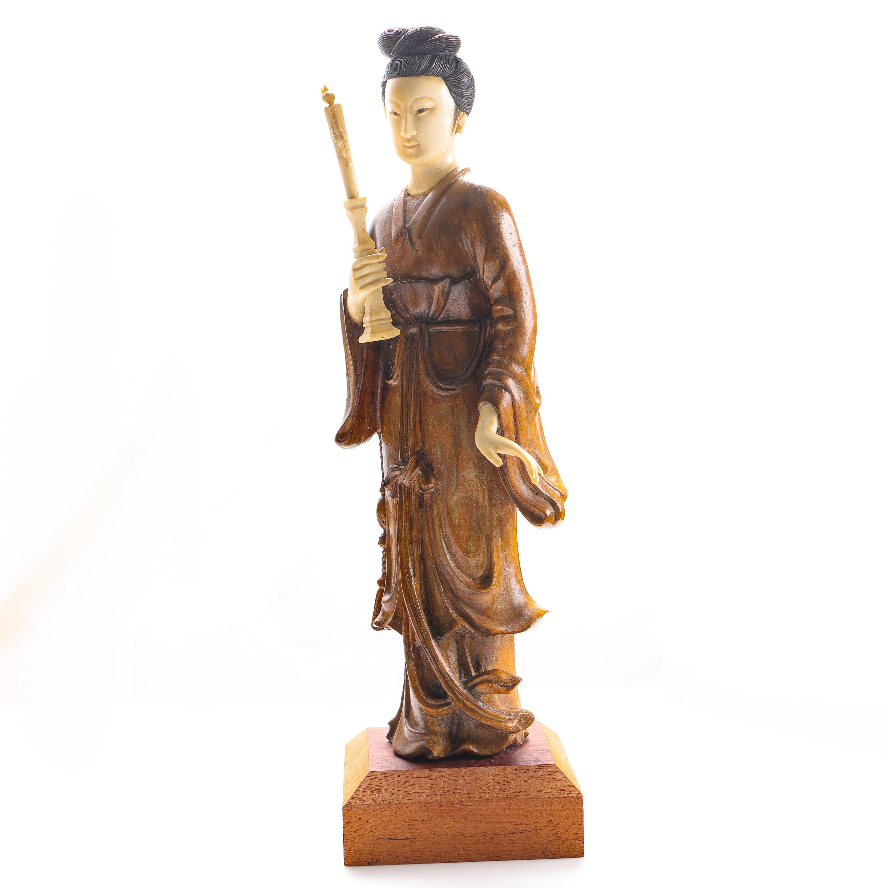Diese 13 Zoll große Statue stellt Guanyin dar und wurde im 19. Jahrhundert in China aus Buchsbaum und Knochen geschnitzt, wahrscheinlich zwischen 1850 und 1890. Guanyin ist die Göttin der Barmherzigkeit im chinesischen Buddhismus. Sie steht für