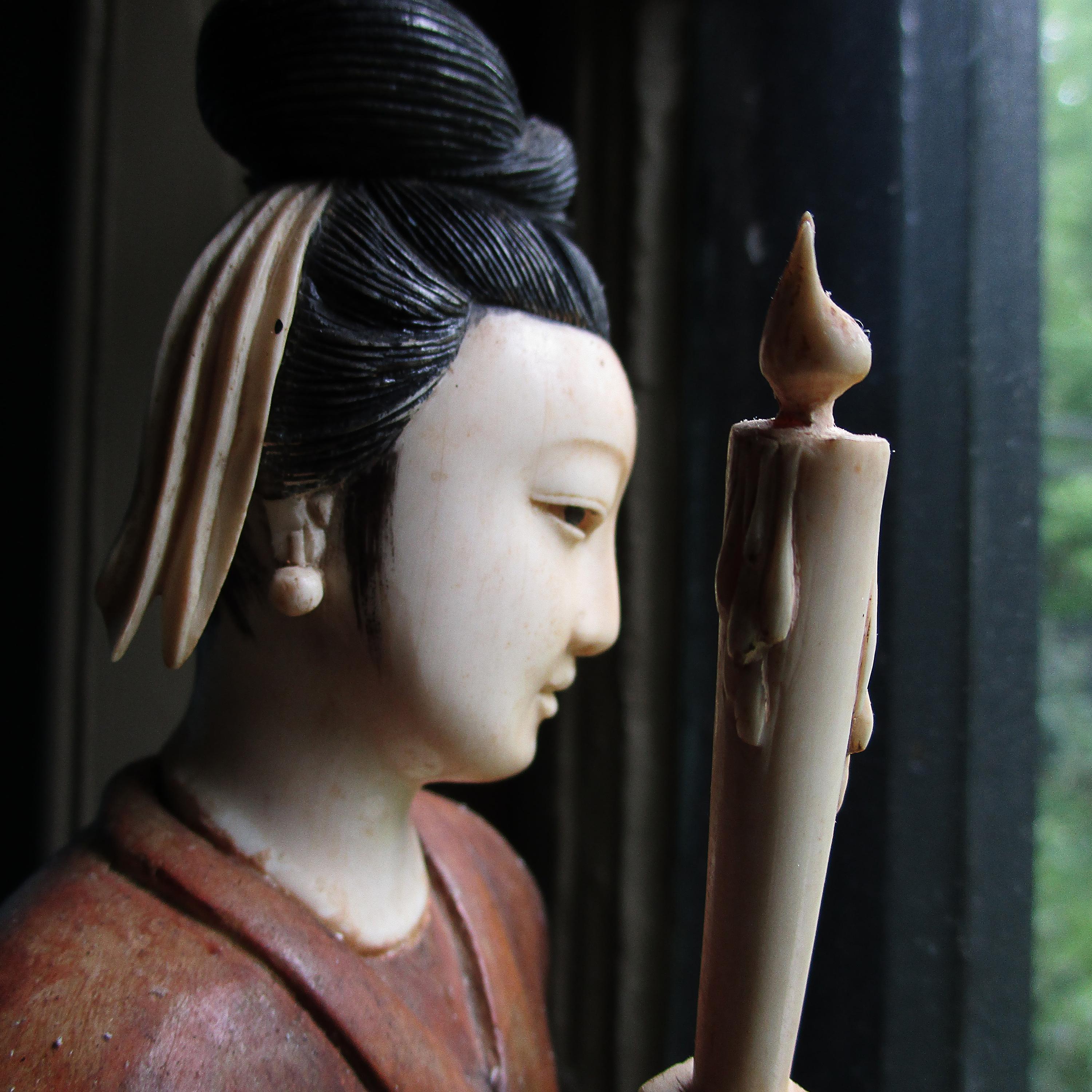 Guanyin, chinesisches geschnitztes Schachtelholz des 19. Jahrhunderts mit Knochenakzenten im Angebot 15