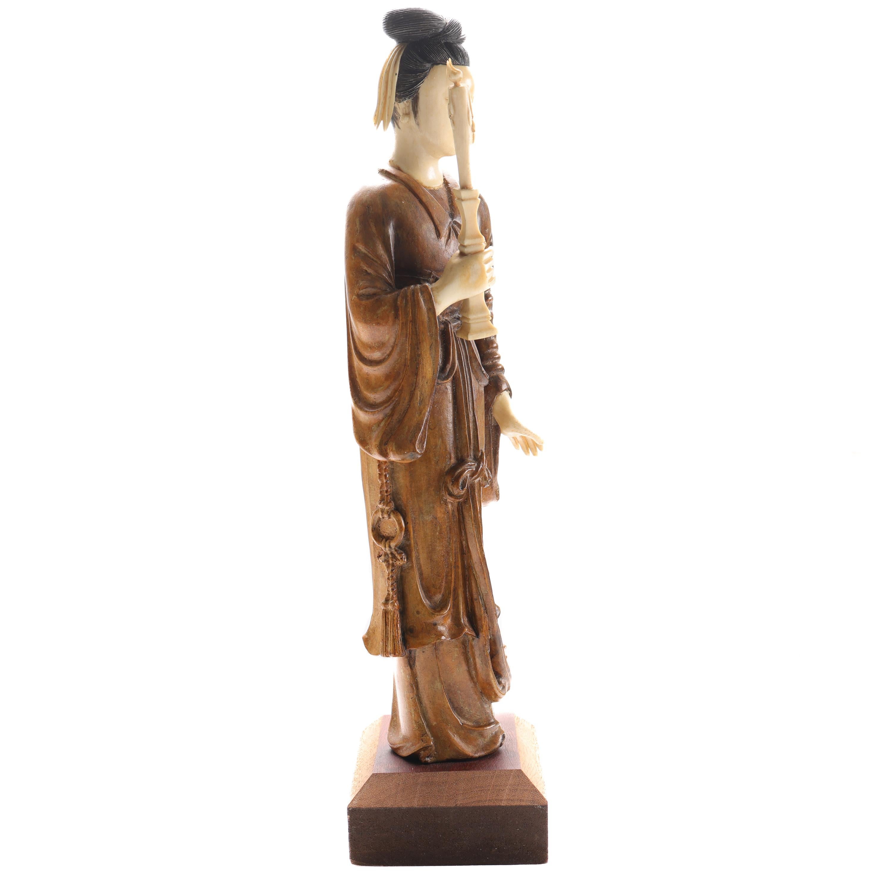 Guanyin, chinesisches geschnitztes Schachtelholz des 19. Jahrhunderts mit Knochenakzenten (Kunsthandwerker*in) im Angebot