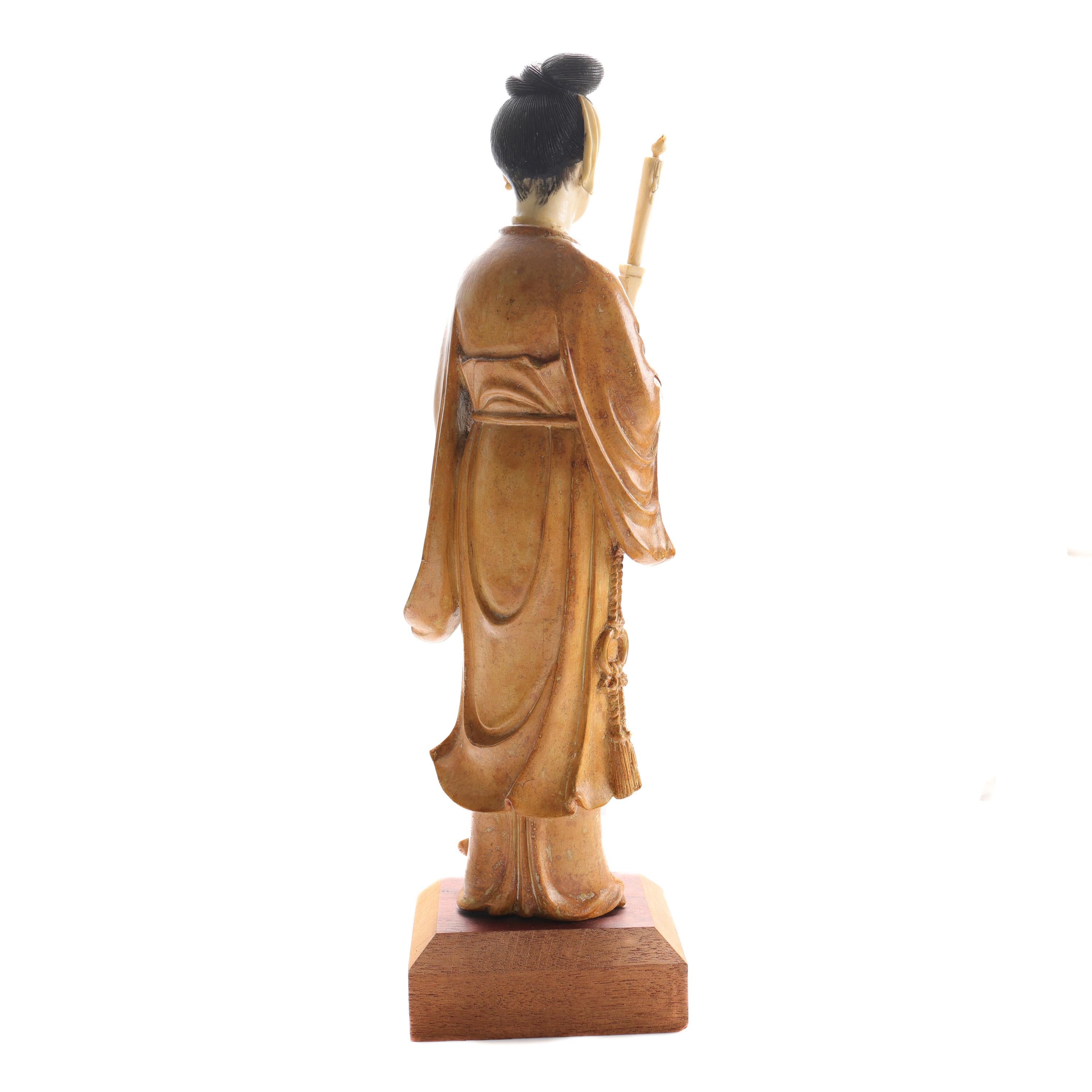 Guanyin, chinesisches geschnitztes Schachtelholz des 19. Jahrhunderts mit Knochenakzenten im Zustand „Hervorragend“ im Angebot in Southbury, CT