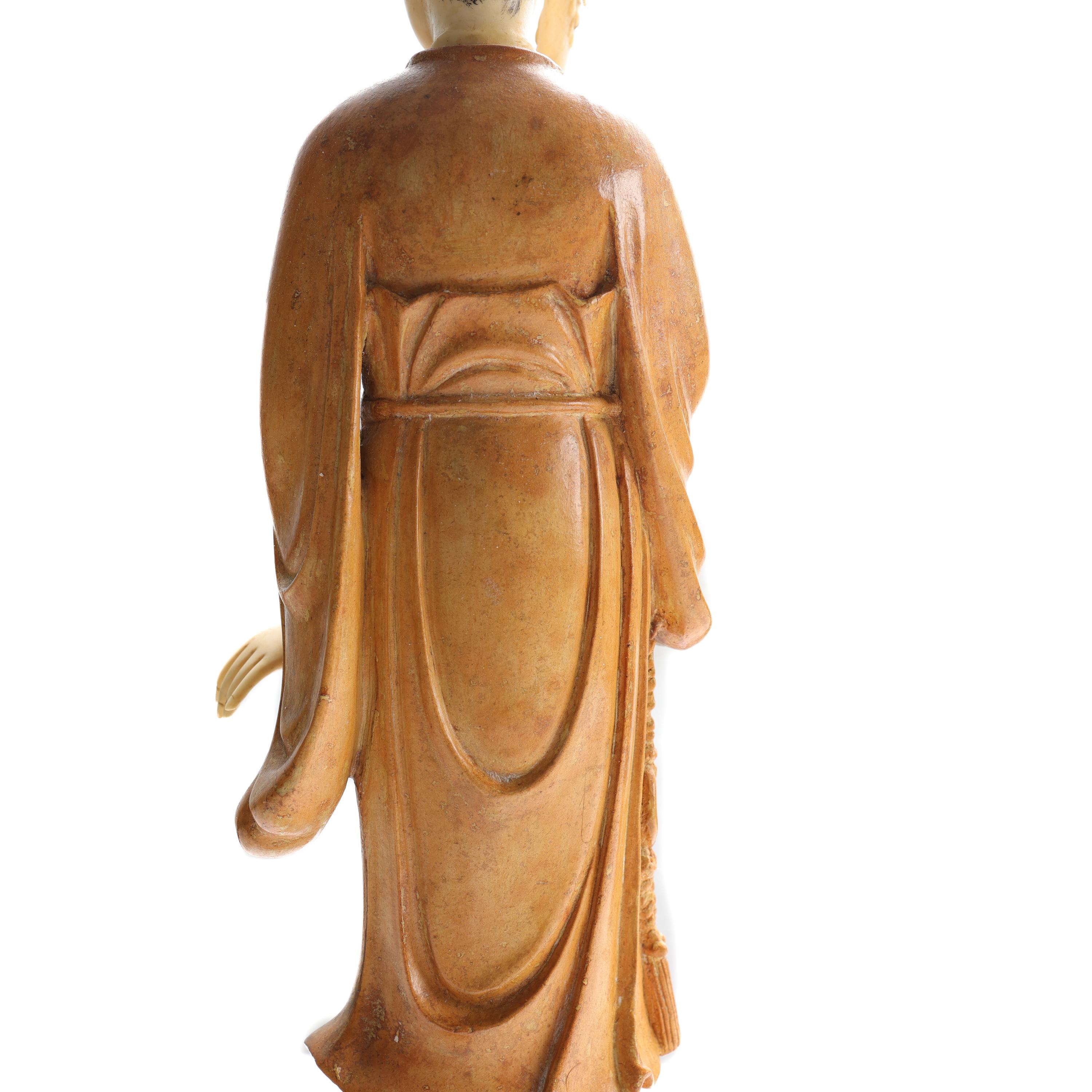 Guanyin, chinesisches geschnitztes Schachtelholz des 19. Jahrhunderts mit Knochenakzenten für Damen oder Herren im Angebot