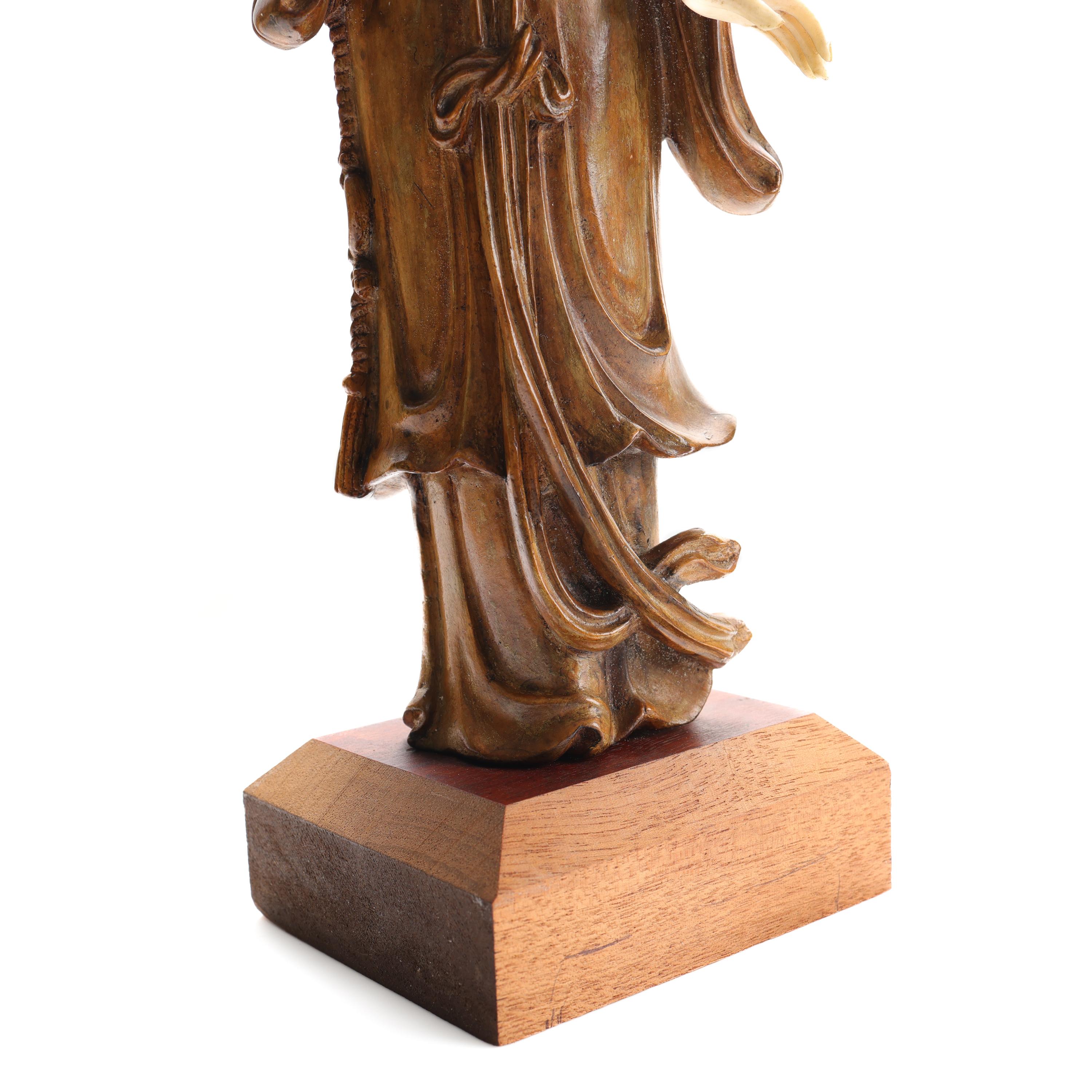 Guanyin, chinesisches geschnitztes Schachtelholz des 19. Jahrhunderts mit Knochenakzenten im Angebot 1