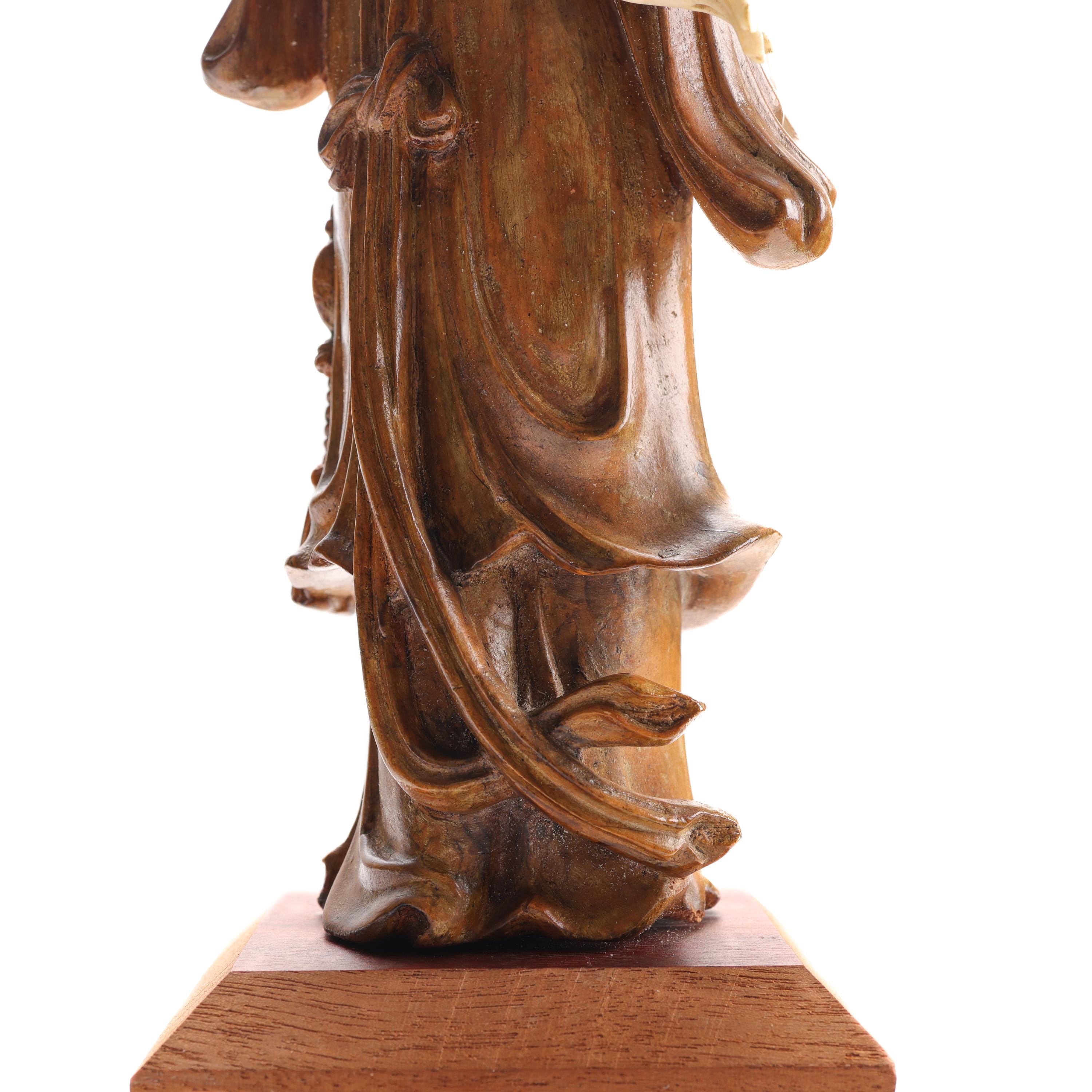 Guanyin, chinesisches geschnitztes Schachtelholz des 19. Jahrhunderts mit Knochenakzenten im Angebot 2