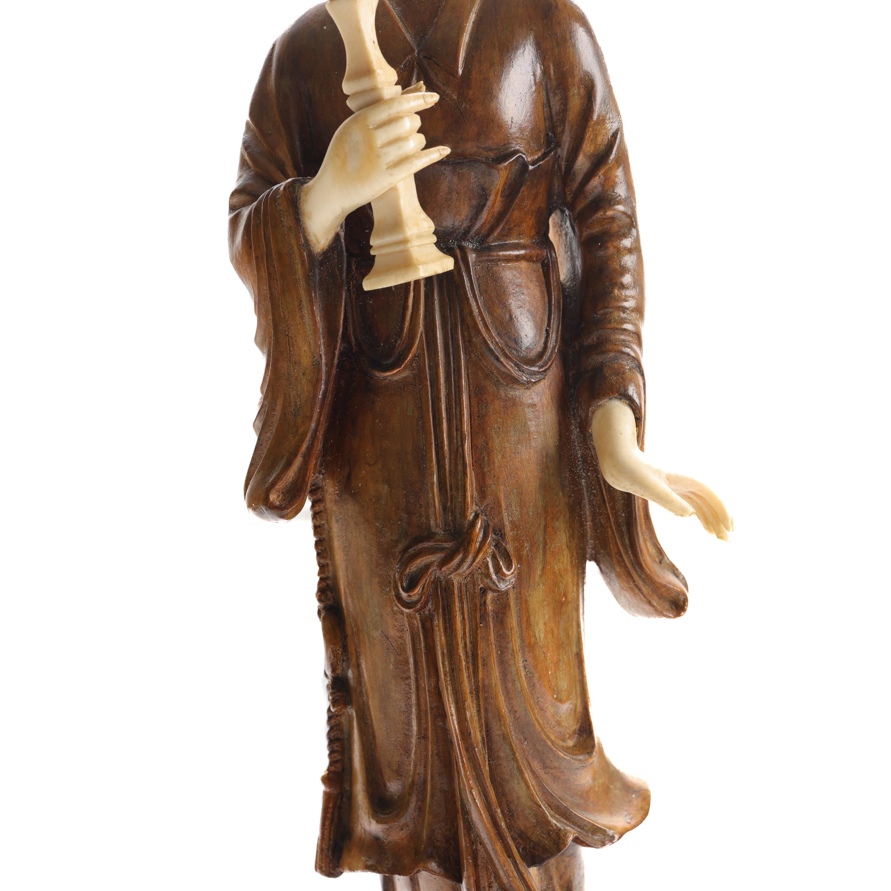 Guanyin, chinesisches geschnitztes Schachtelholz des 19. Jahrhunderts mit Knochenakzenten im Angebot 4