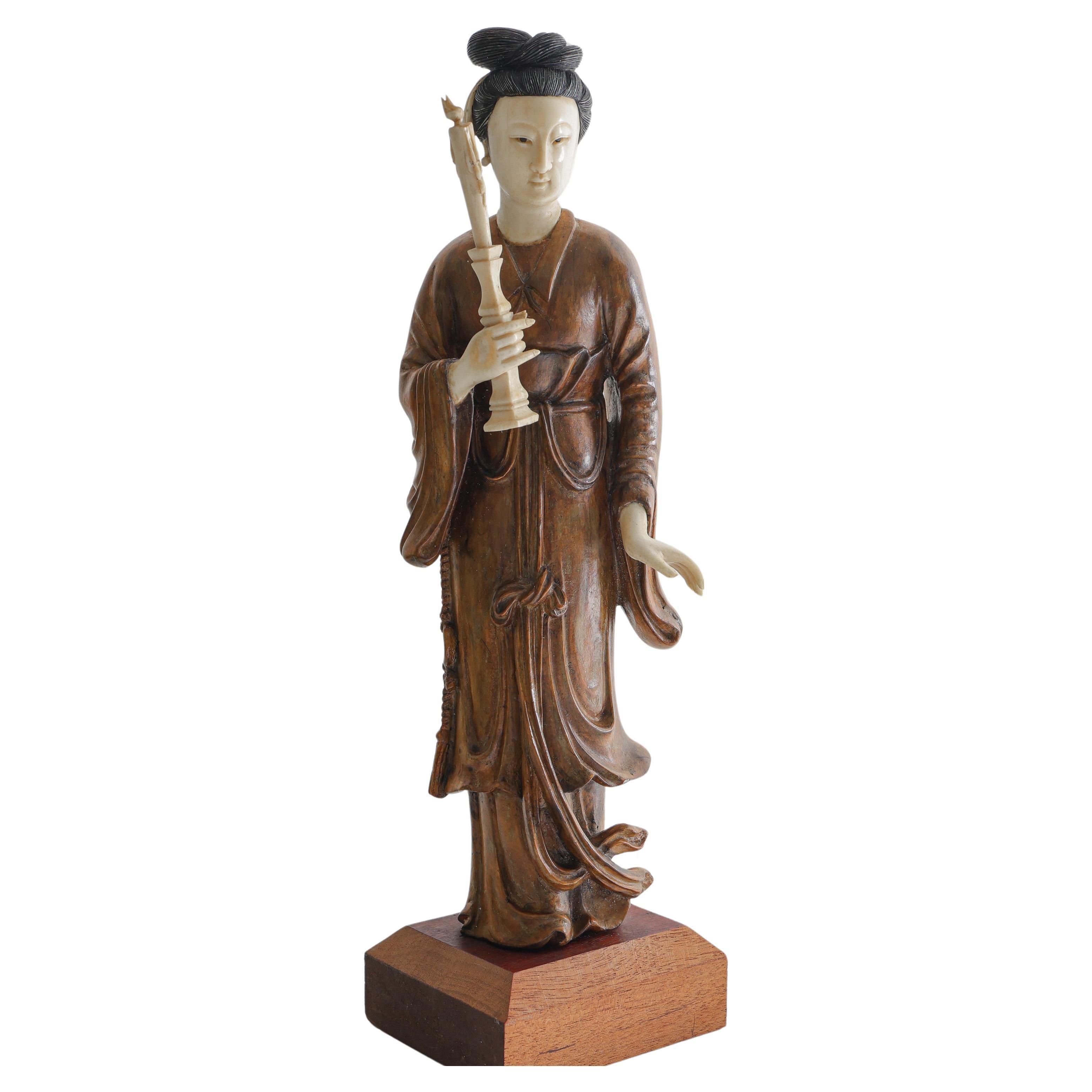 Guanyin, siglo XIX, madera de boj china tallada con detalles de hueso