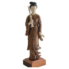 Guanyin, chinesisches geschnitztes Schachtelholz des 19. Jahrhunderts mit Knochenakzenten