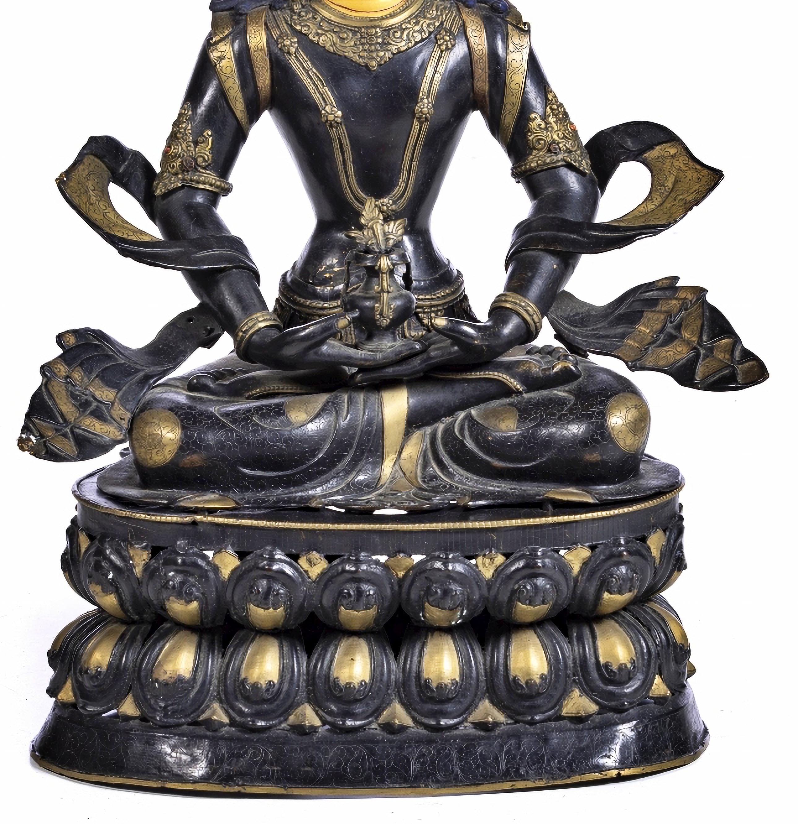 Guanyin buddha in meditation

Chinese sculpture from the Minguo period (1912-1949) in bronze. Polychrome decoration.
Dim.: 80 x 50 x 32 cm
Good conditions.