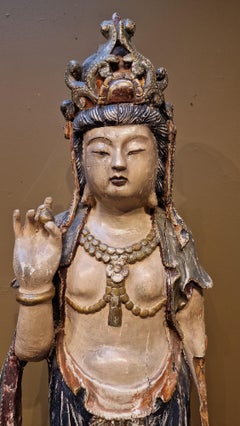 Guanyin en bois polychrome