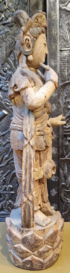 Guanyin en bois polychrome