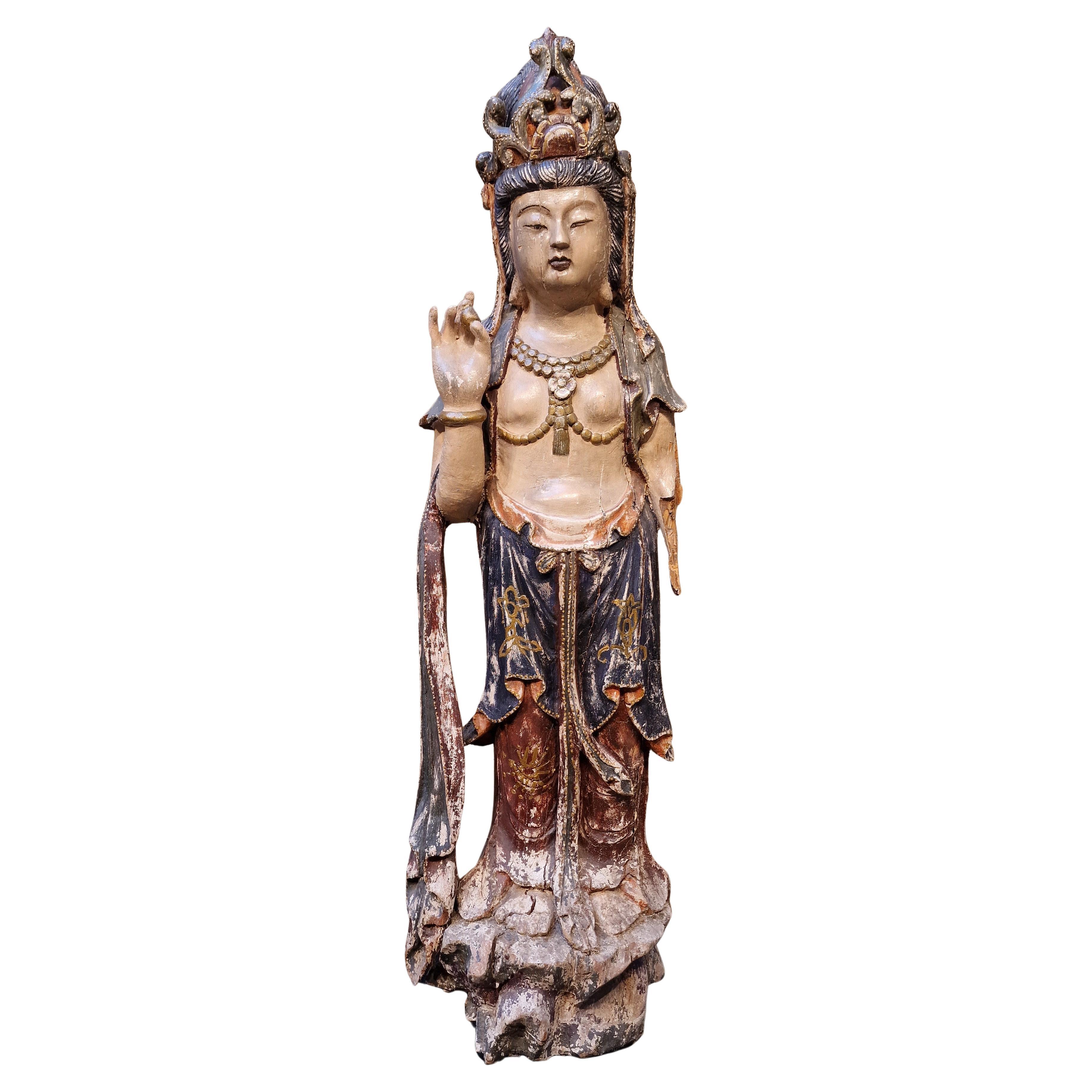 Guanyin in bois polychrome in vendita