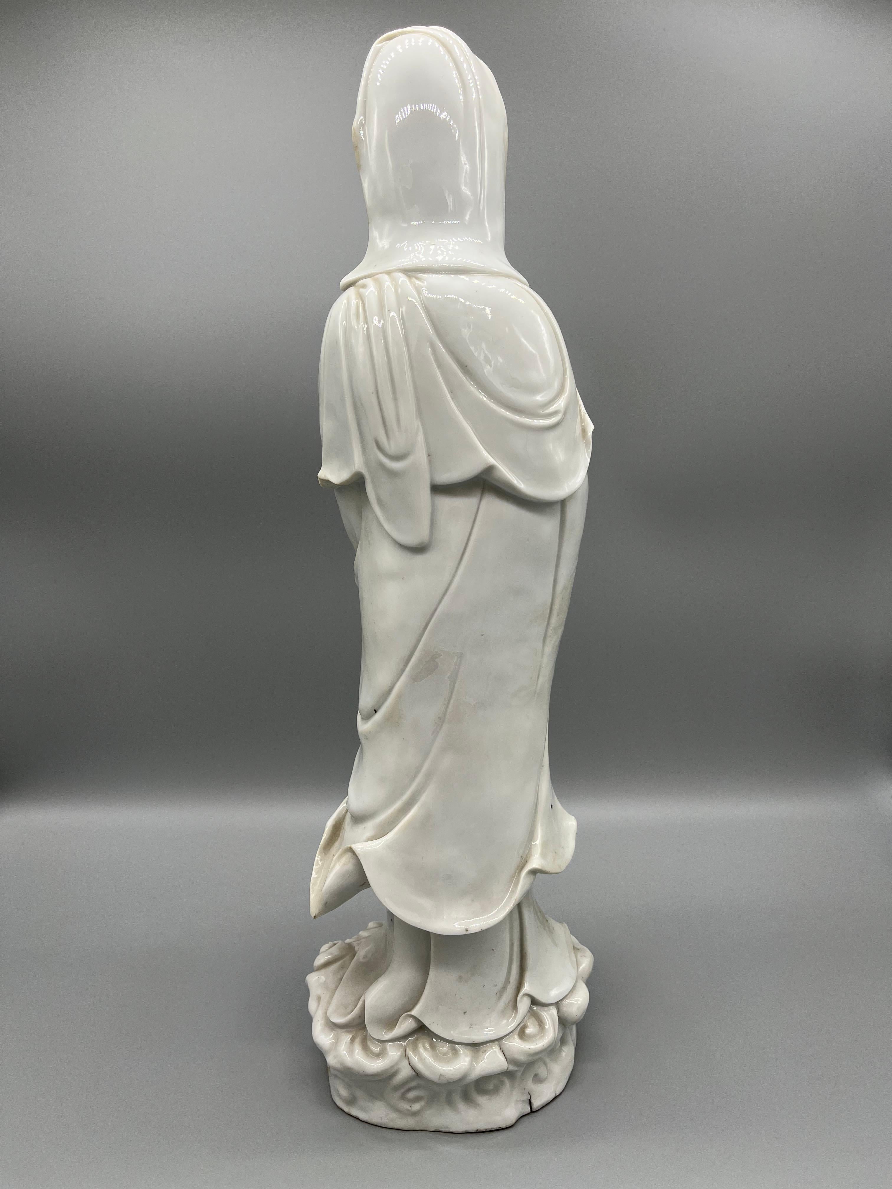 Guanyin „Göttin der Gnade“ aus Blanc de Chine im Zustand „Gut“ im Angebot in Munich, Bavaria