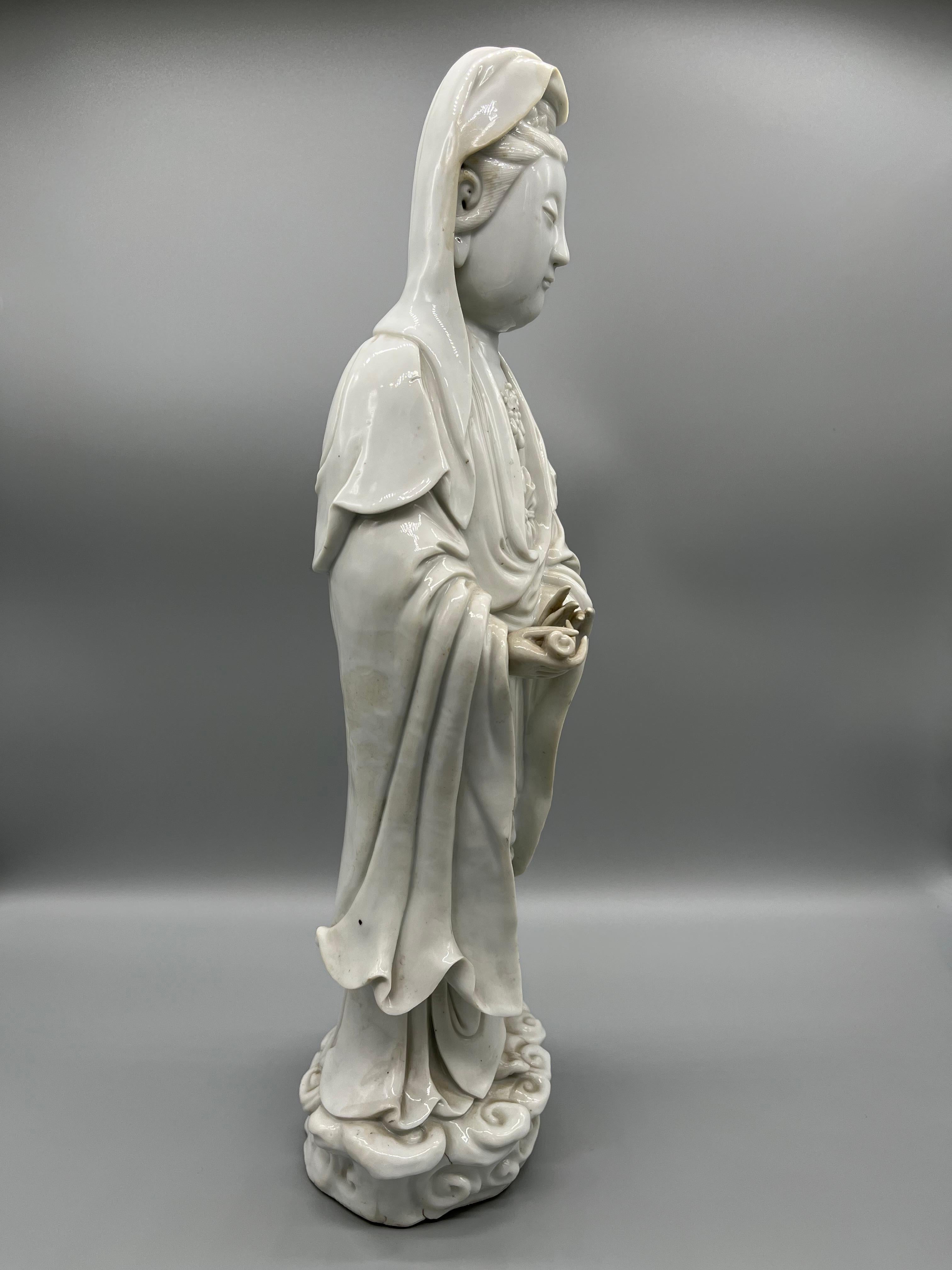 Guanyin „Göttin der Gnade“ aus Blanc de Chine (18. Jahrhundert und früher) im Angebot