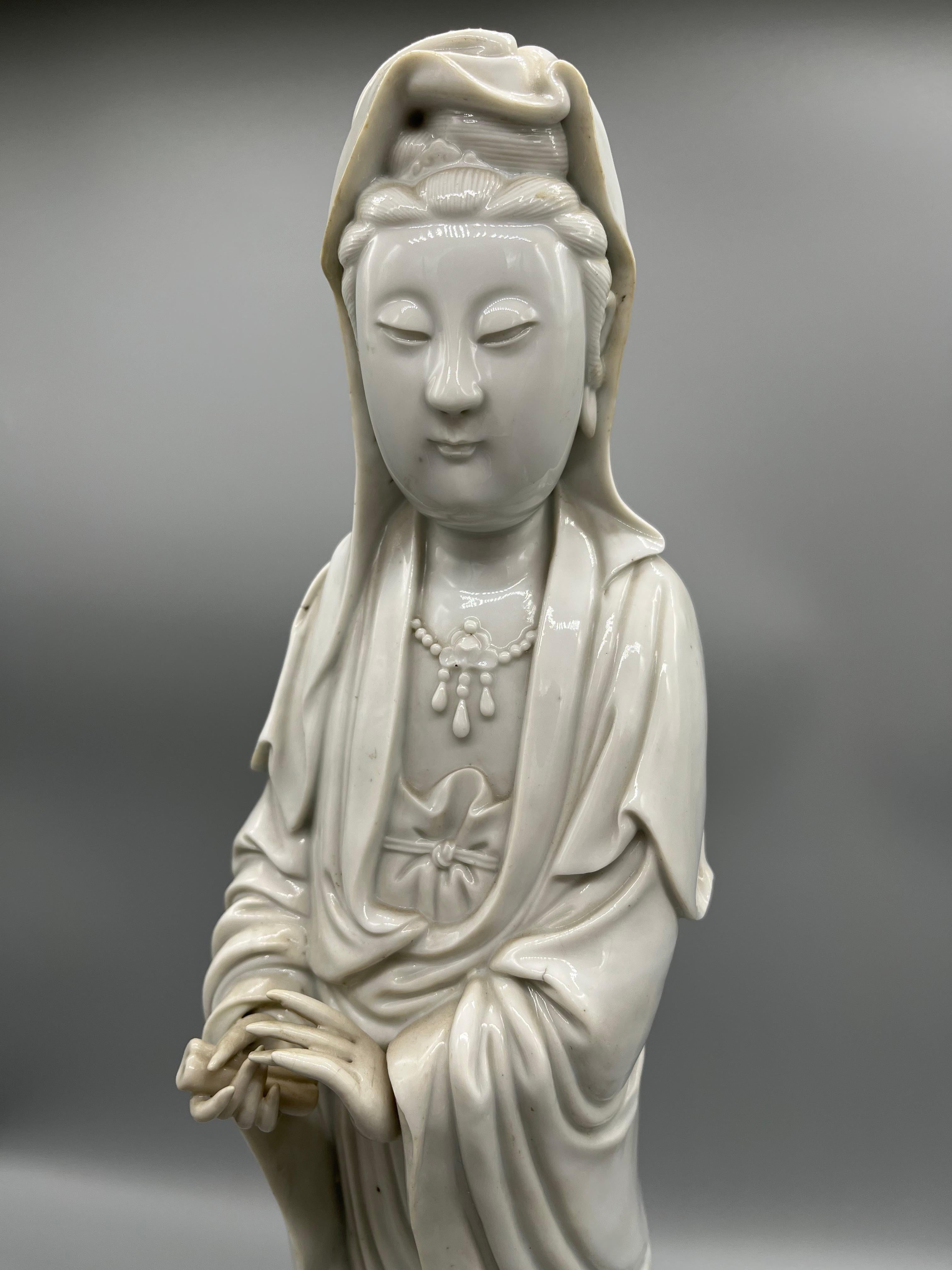 Guanyin „Göttin der Gnade“ aus Blanc de Chine (Porzellan) im Angebot