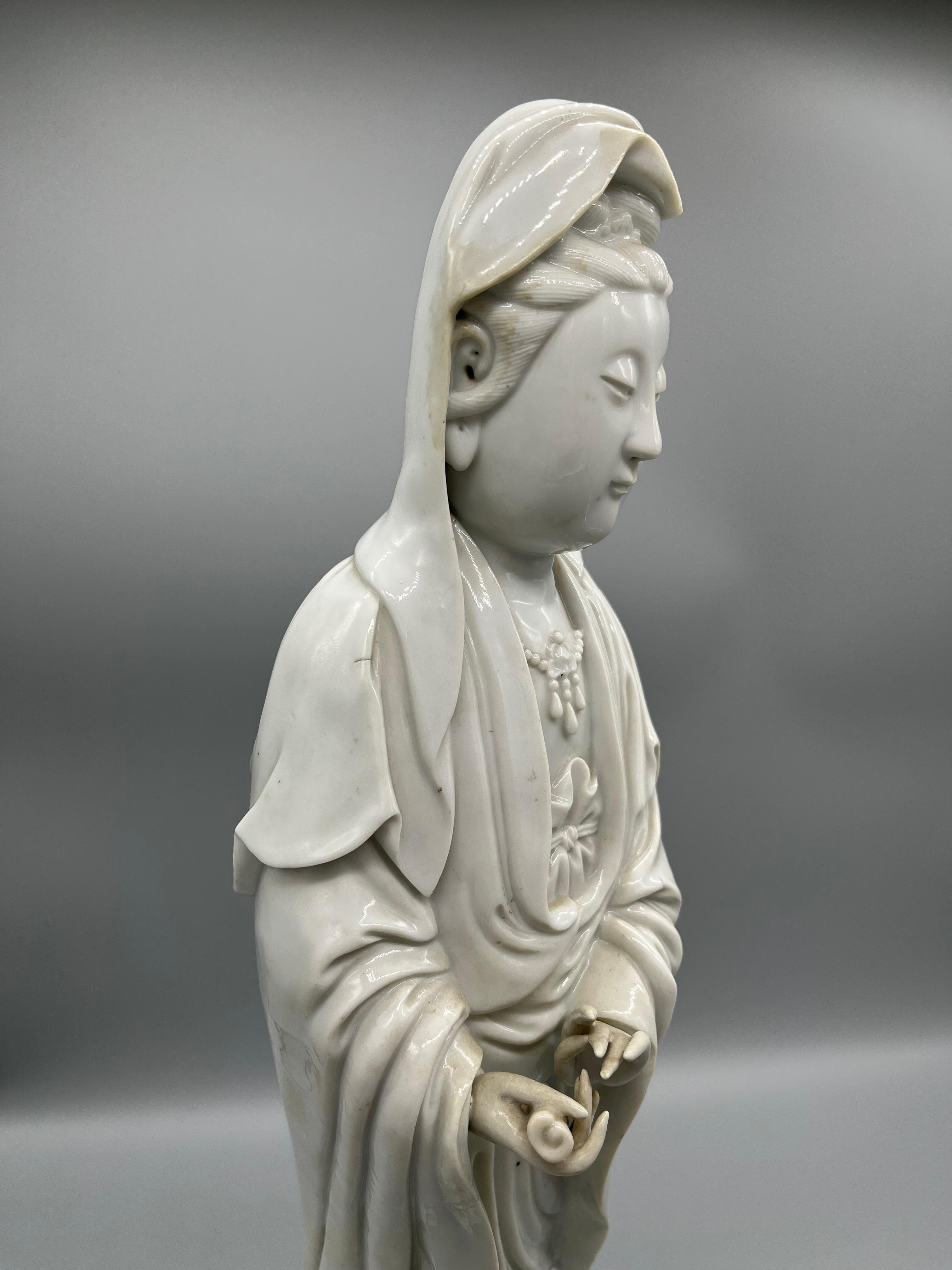 Guanyin 'Goddess of Mercy' from Blanc de Chine In Good Condition For Sale In Munich, Bavaria