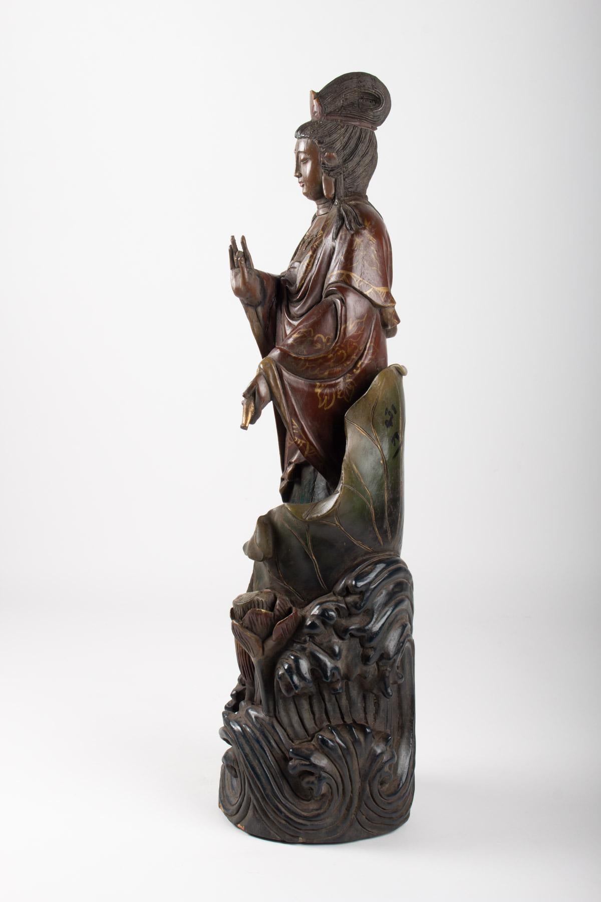 Guanyin in Carved Wood and Polichrome, China, Early 20th Century, Asian Art In Good Condition For Sale In Saint-Ouen, FR
