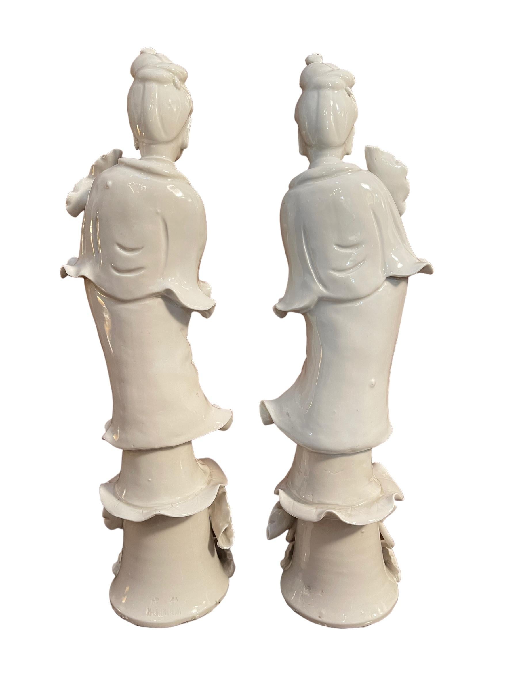 Chinoiserie Guanyin pair, ceramic statues, China, 19th century For Sale