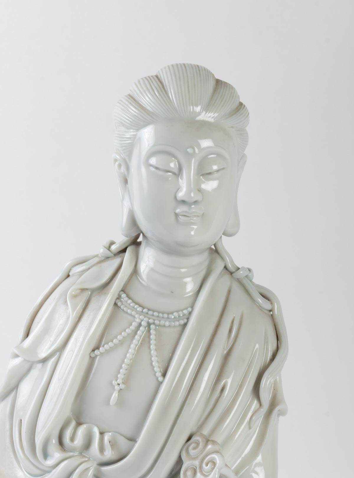 Guanyin holding a scepter in one hand and a porcelain lotus leaf basket in the other. White China.
Double mark on the back.
Perfect condition.
Measures: H 47 cm, W 18 cm, L 12 cm.