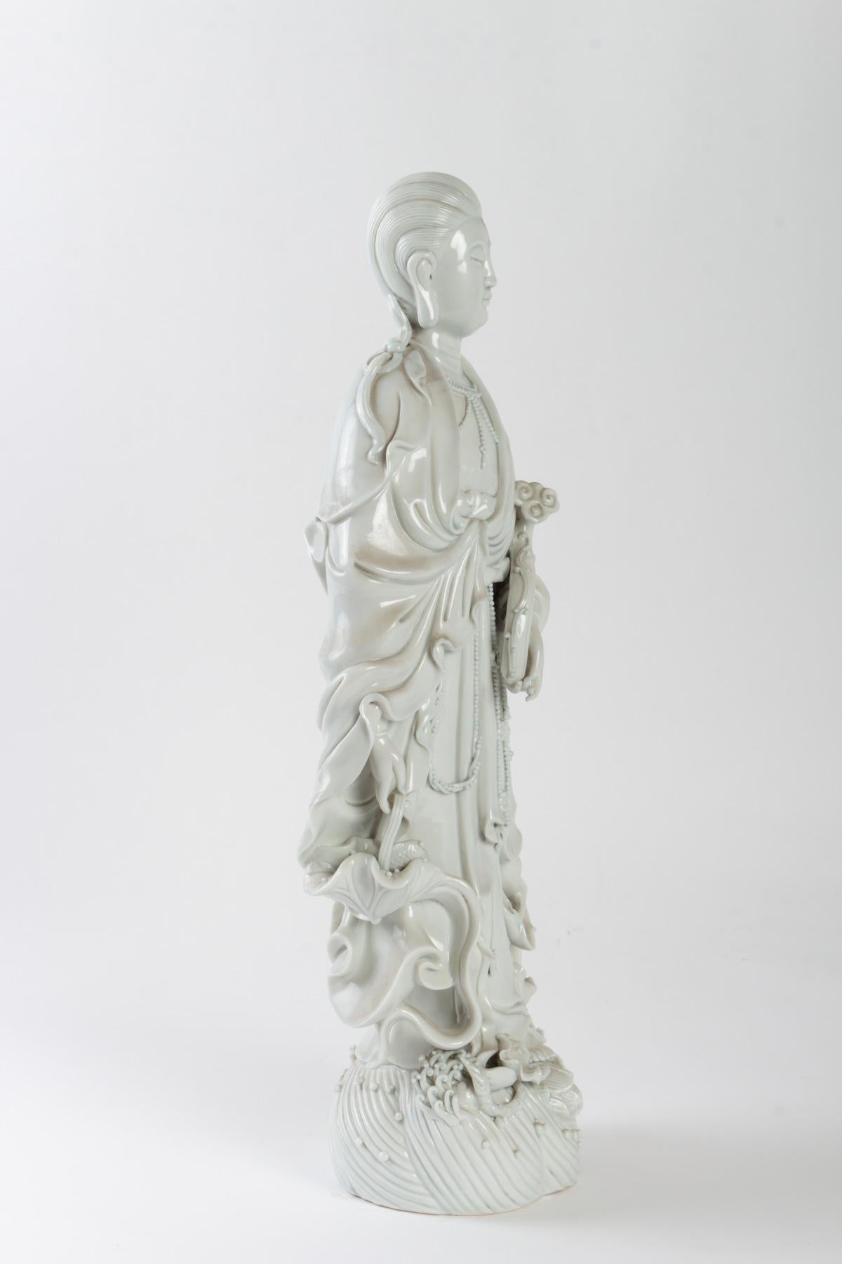 Guanyin with Scepter and Lotus Basket In Good Condition In Saint-Ouen, FR