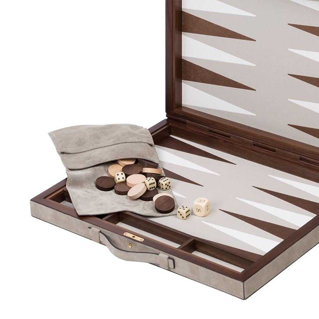 Backgammon Guapo with solid mahogany and
solid walnut case, with walnut hinge and magnetic
closing with button. Covered with suede leather and
with leather inlaid playing surface.
Game include a boxwood checkers and dices.
Case with 2 leather