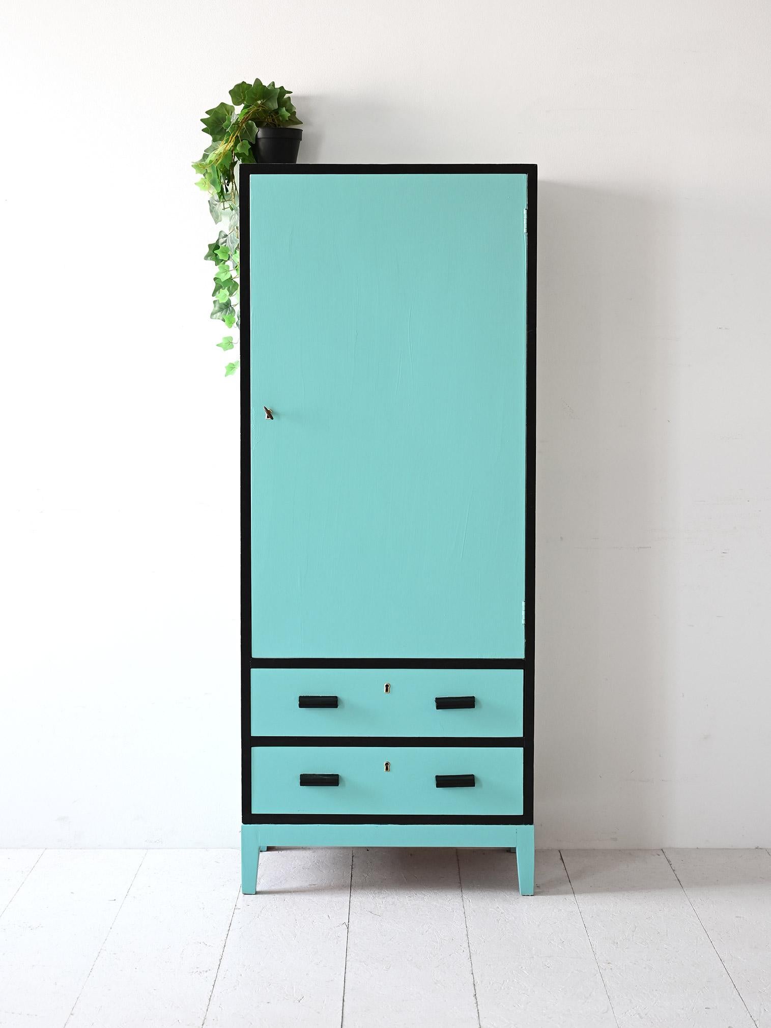 Armoire scandinave en bois peint en bleu avec porte à charnières et tiroirs. 

Un meuble original et fonctionnel qui donnera un aspect unique à la pièce. Bon état. Il peut présenter des signes du temps. Veuillez prêter attention aux