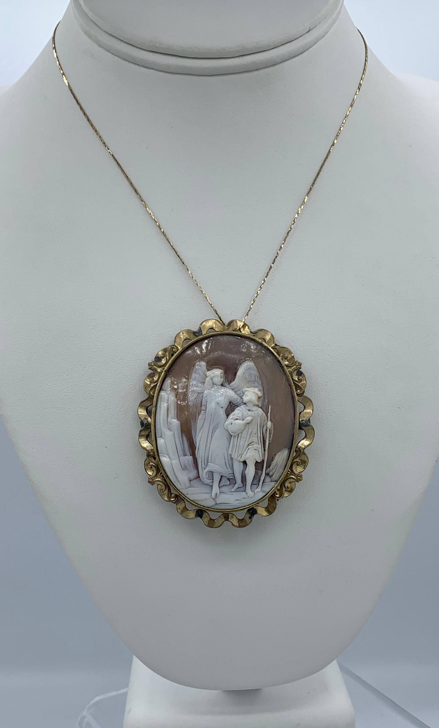 Ange gardien et enfant Camée pendentif Broche Collier Antique Victorien Rare Bon état - En vente à New York, NY