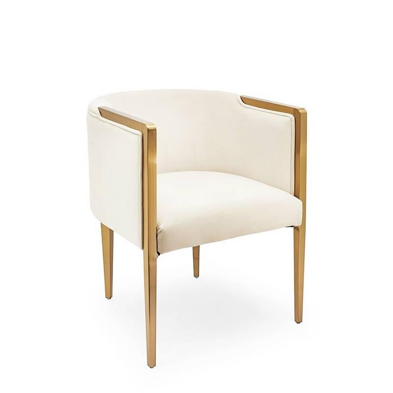 Armchair Guardian with structure in solid wood and
covered with white velvet fabric. With gold satinated
metal finish for armrests and feet.
Also available covered with black velvet fabric.