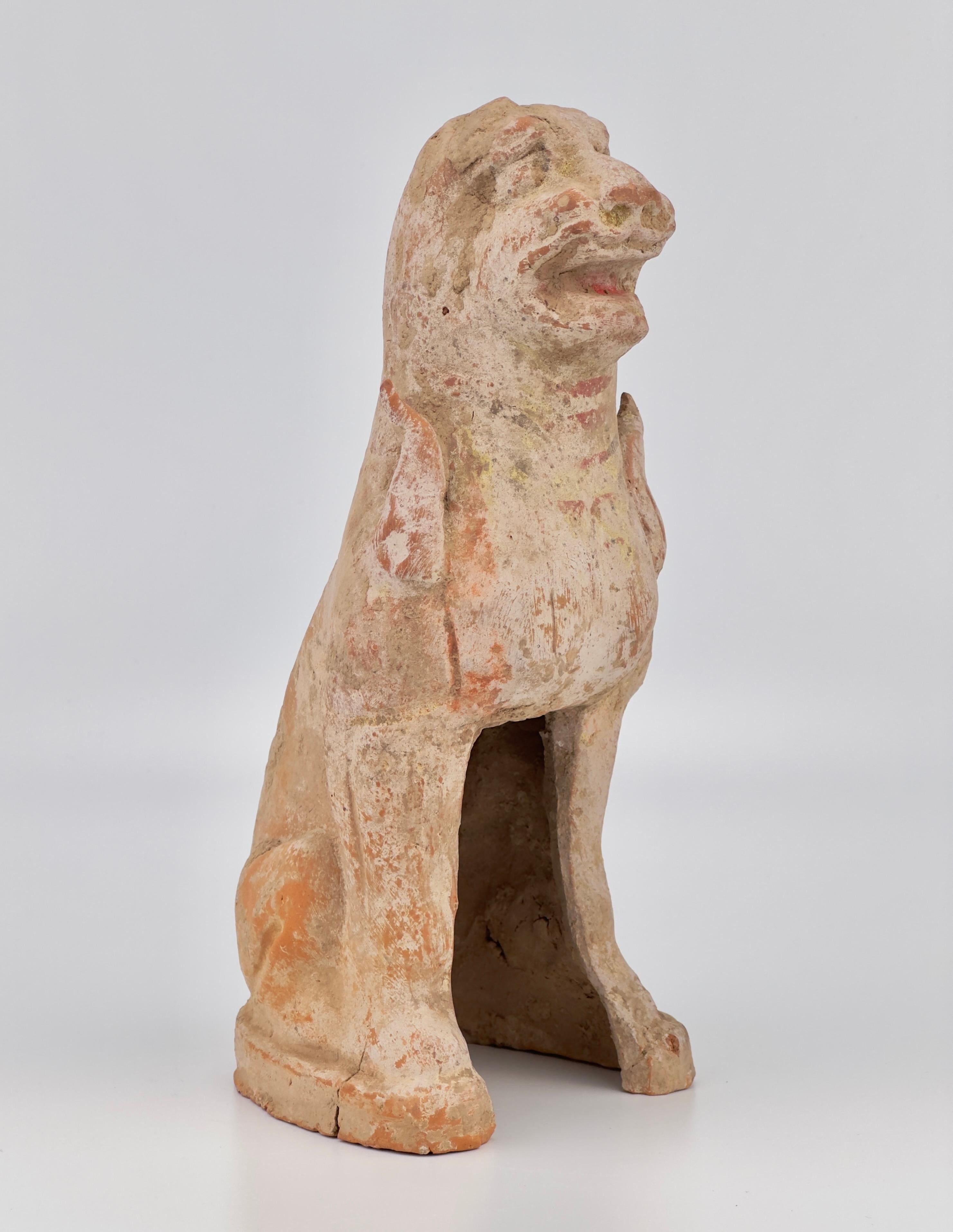 Hong Kong Figura di Leone Guardiano Haitai in ceramica, dinastie Wei-Tang settentrionali in vendita