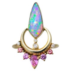 Anillo Luna Guardiana con Ópalo Australiano Macizo, Zafiros, Diamantes y Oro de 14K