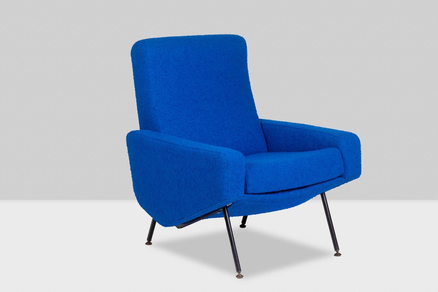 Pair of armchairs, “Troïka” model. Blue fabric and black lacquered metal base.

French work realized in the 1950s.
Pierre Guariche (1926-1995) is a French designer who studied at the National School of Decorative Arts from where he graduated in