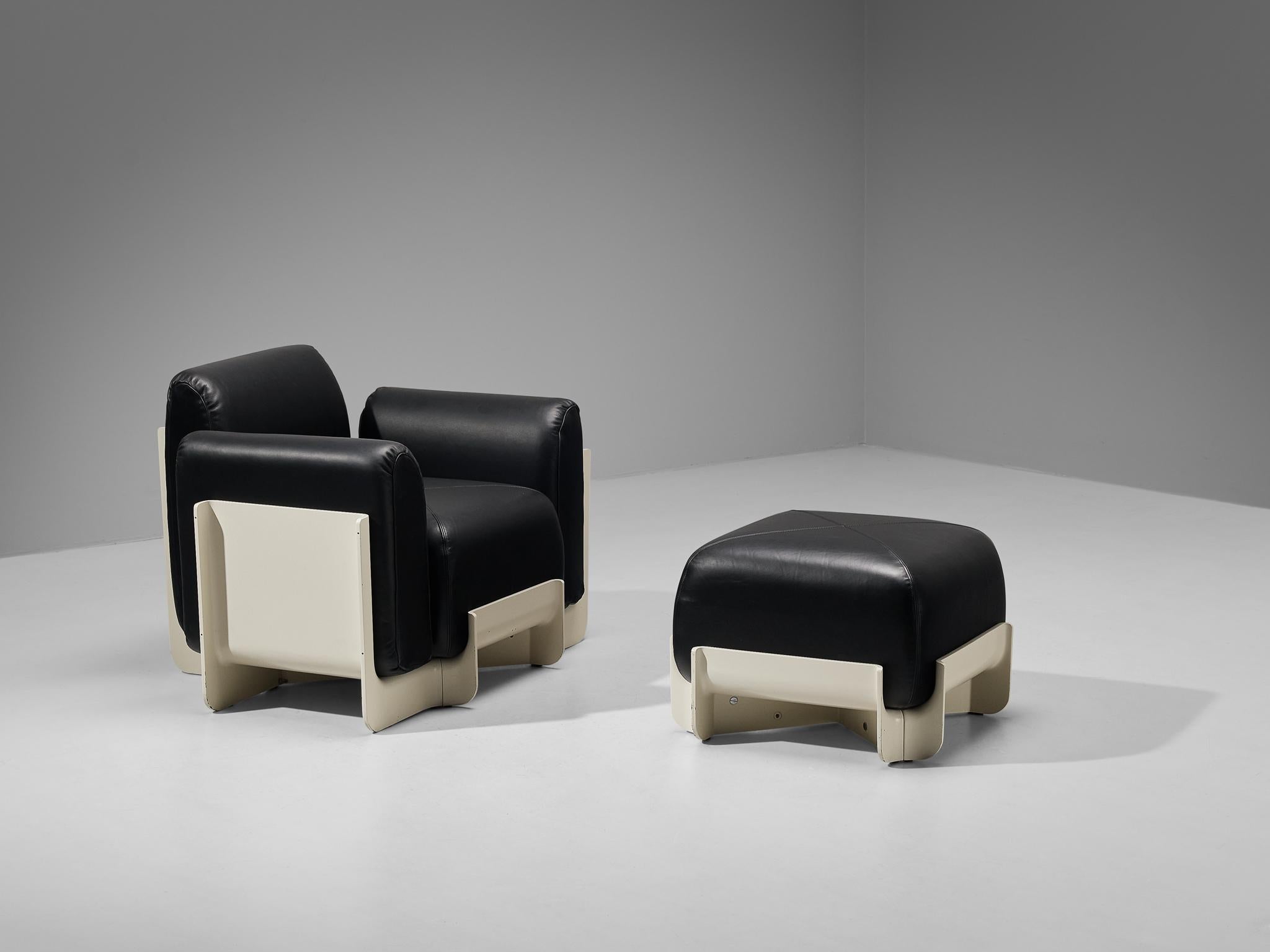 Emilio Guarnacci, Felix Padovano et Claudio Vagnoni pour 1P, paire de chaises longues avec ottoman, modèle 'Duna' en plastique, faux cuir, Italie, 1969

Cette chaise et ce pouf ont été conçus par le trio italien Emilio Guarnacci, Felix Padovano et