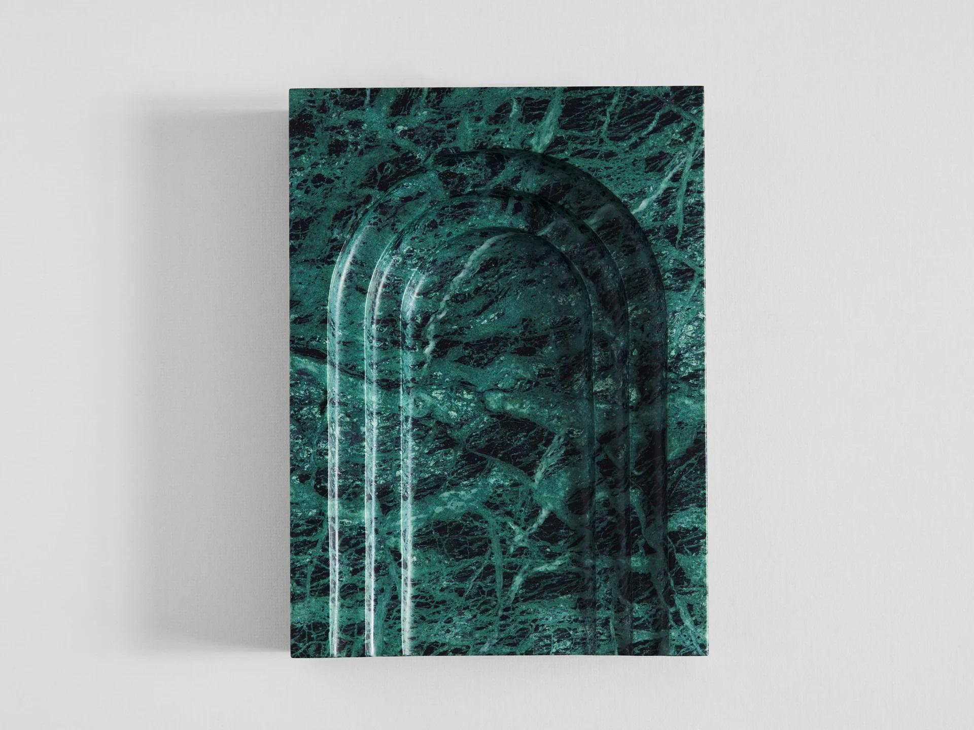 Plato Toronet en bloque de Guatemala de Henry Wilson
Dimensiones: An 24 x Pr 6 x Al 33 cm
Materiales: Mármol verde de Guatemala.

Fabricado en Oporto (Portugal), el Plato Thoronet comparte el nombre y los arcos elegantemente austeros de la abadía