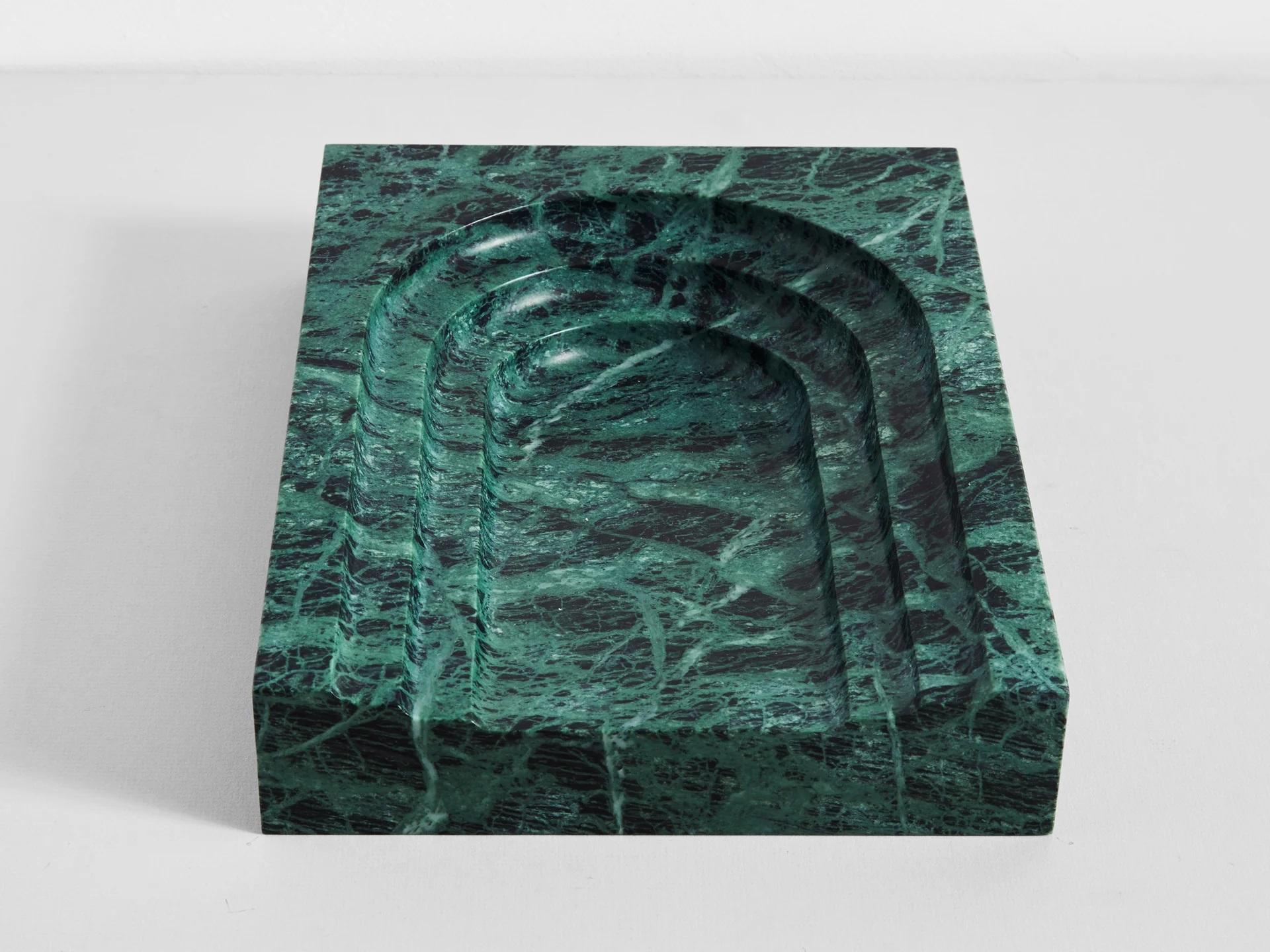Plato contemporáneo de bloques de piedra de mármol verde oscuro de Henry Wilson Australiano en venta