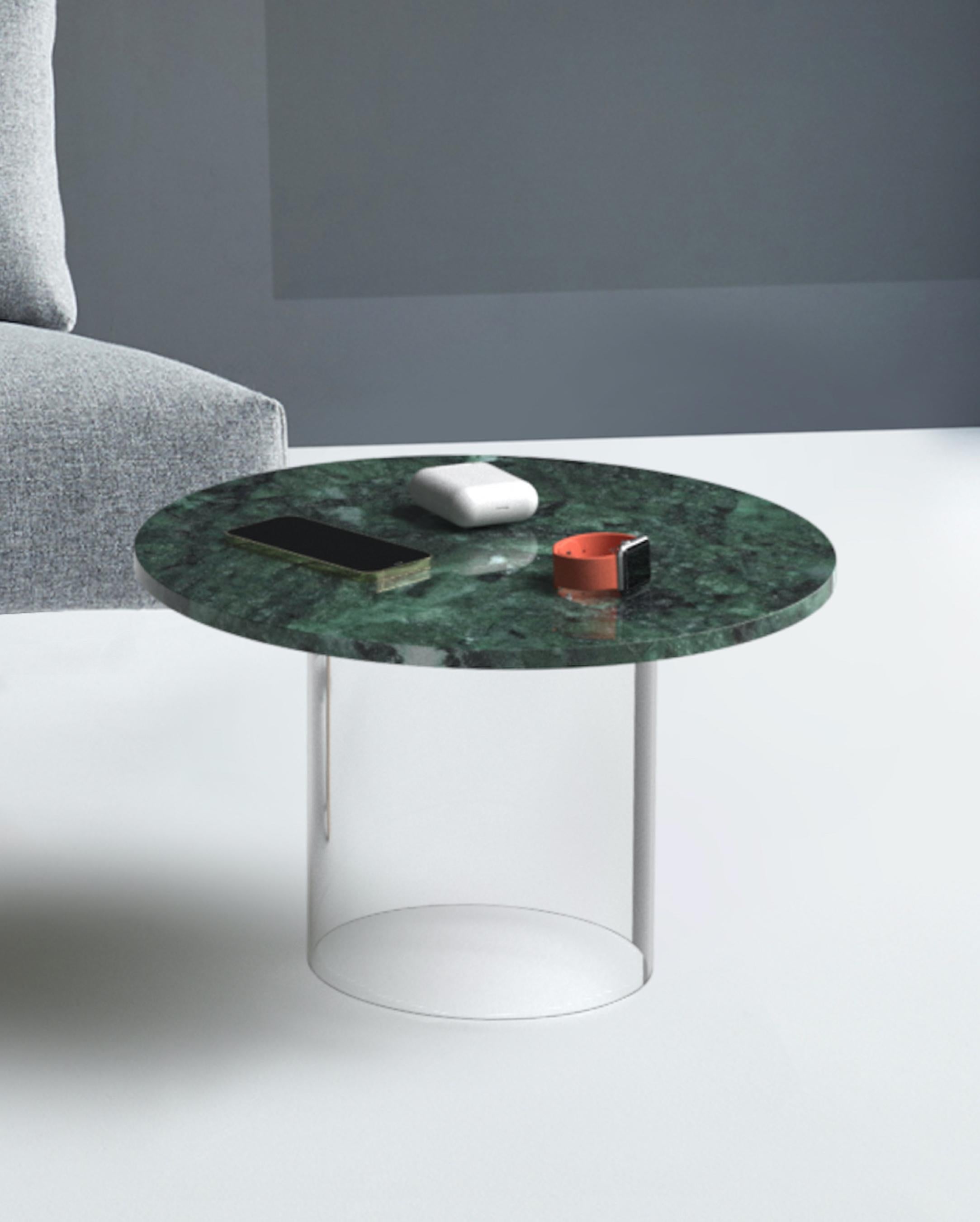 XXIe siècle et contemporain Table basse du 21e siècle en marbre vert du Guatemala avec deux chargeurs câblés en vente