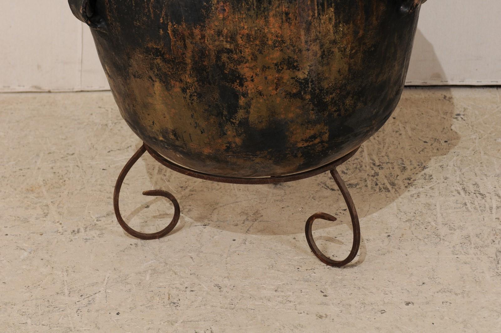 JAR en céramique guatémaltèque avec une belle patine et des teintes chaudes sur un Stand en métal personnalisé en vente 1