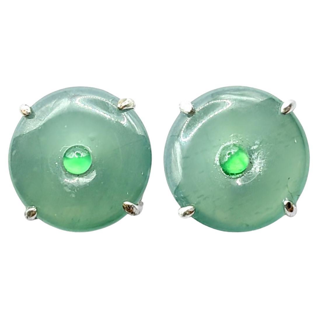 Orecchini a perno in giada verde del Guatemala e giada cabochon rotonda in giadeite in vendita