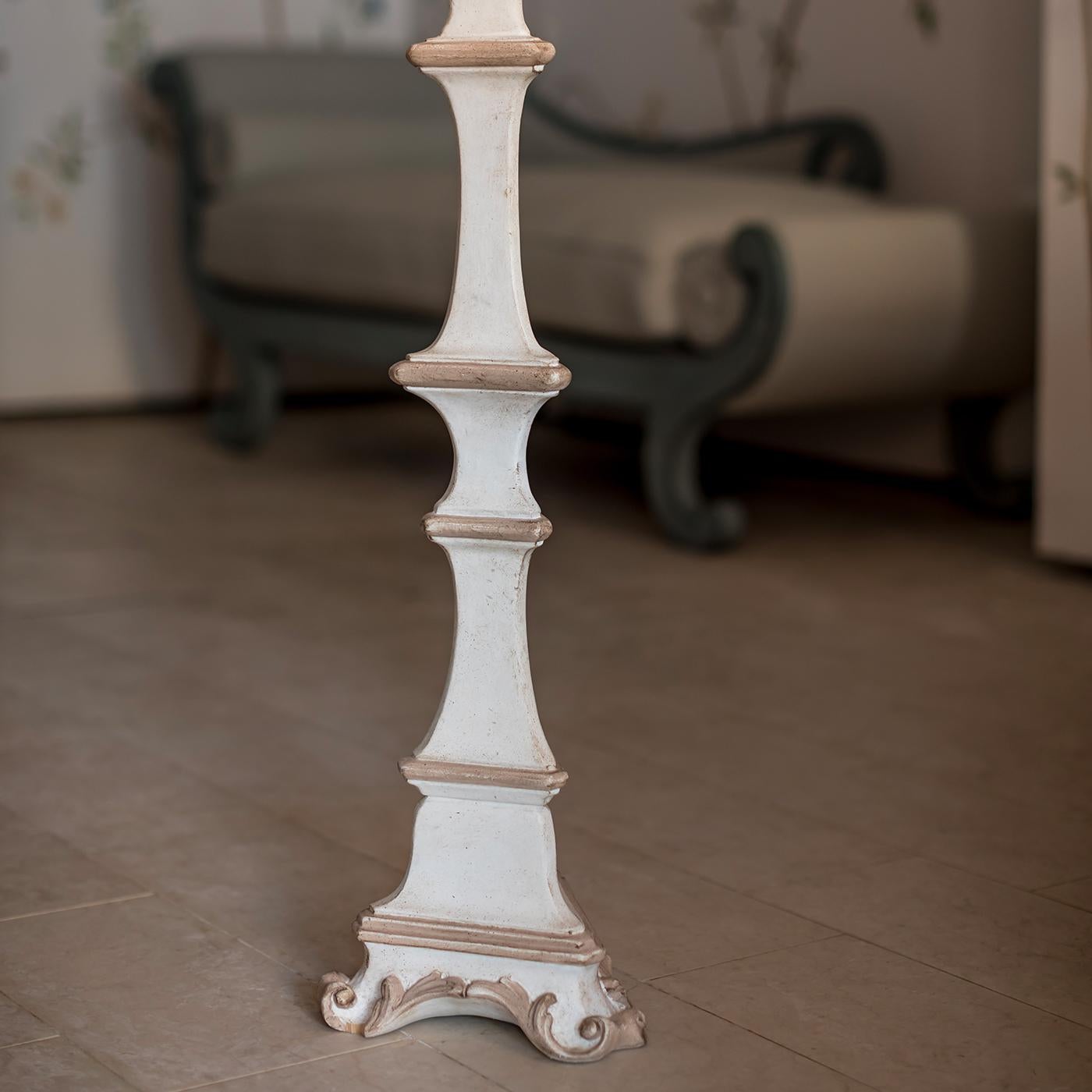 Carved and hand-decorated wooden candle holder. The Venetian style gives sobriety and elegance to a work of great value, whose colors and decorations are at the discretion of the customer, in order to perfectly coordinate this artwork with the rest