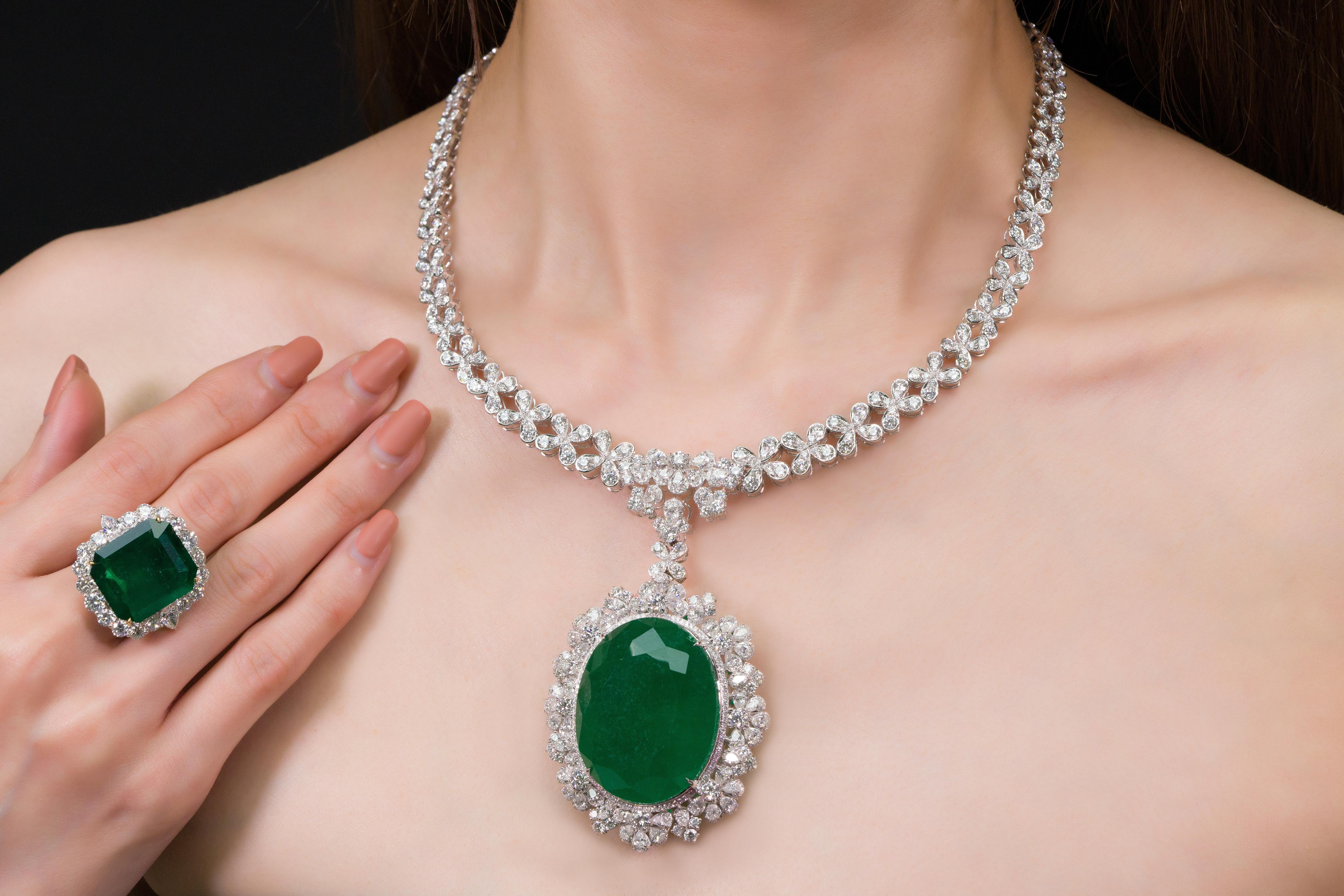 Rara collana di smeraldi colombiani certificati Gubelin, 114,56 carati

Ti presentiamo uno straordinario pezzo di alta gioielleria: un magnifico collier centrato da uno smeraldo colombiano mozzafiato, di qualità museale e di proporzioni