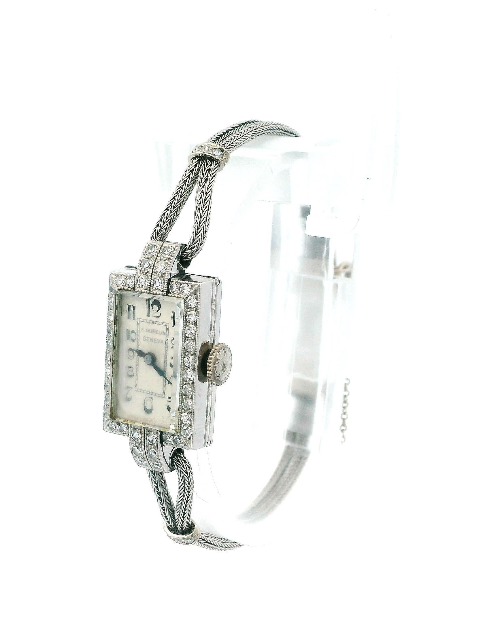 La montre est une pièce remarquable de 1940, affichant un design rectangulaire classique qui la distingue. Elle est animée par un mouvement manuel, ce qui témoigne de son caractère artisanal. 

Le cadran ivoire doux est élégamment rehaussé de