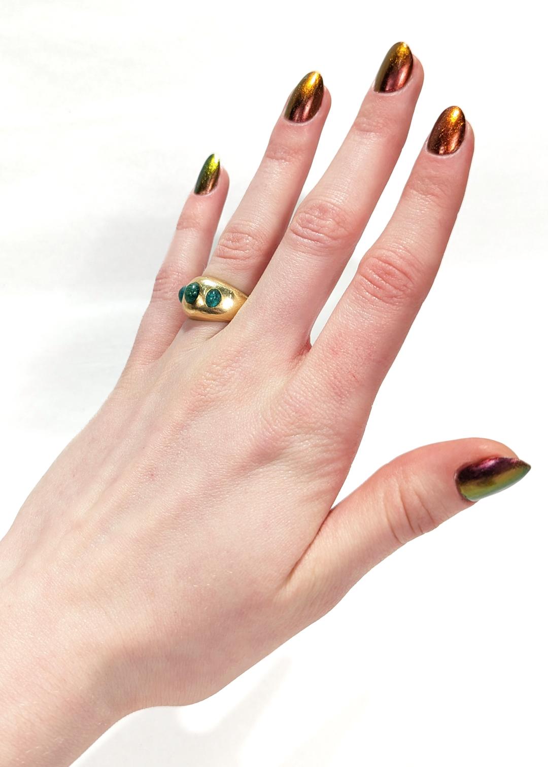 Gübelin Dreisteinring aus 18 Karat Gold und Smaragd-Cabochon 9