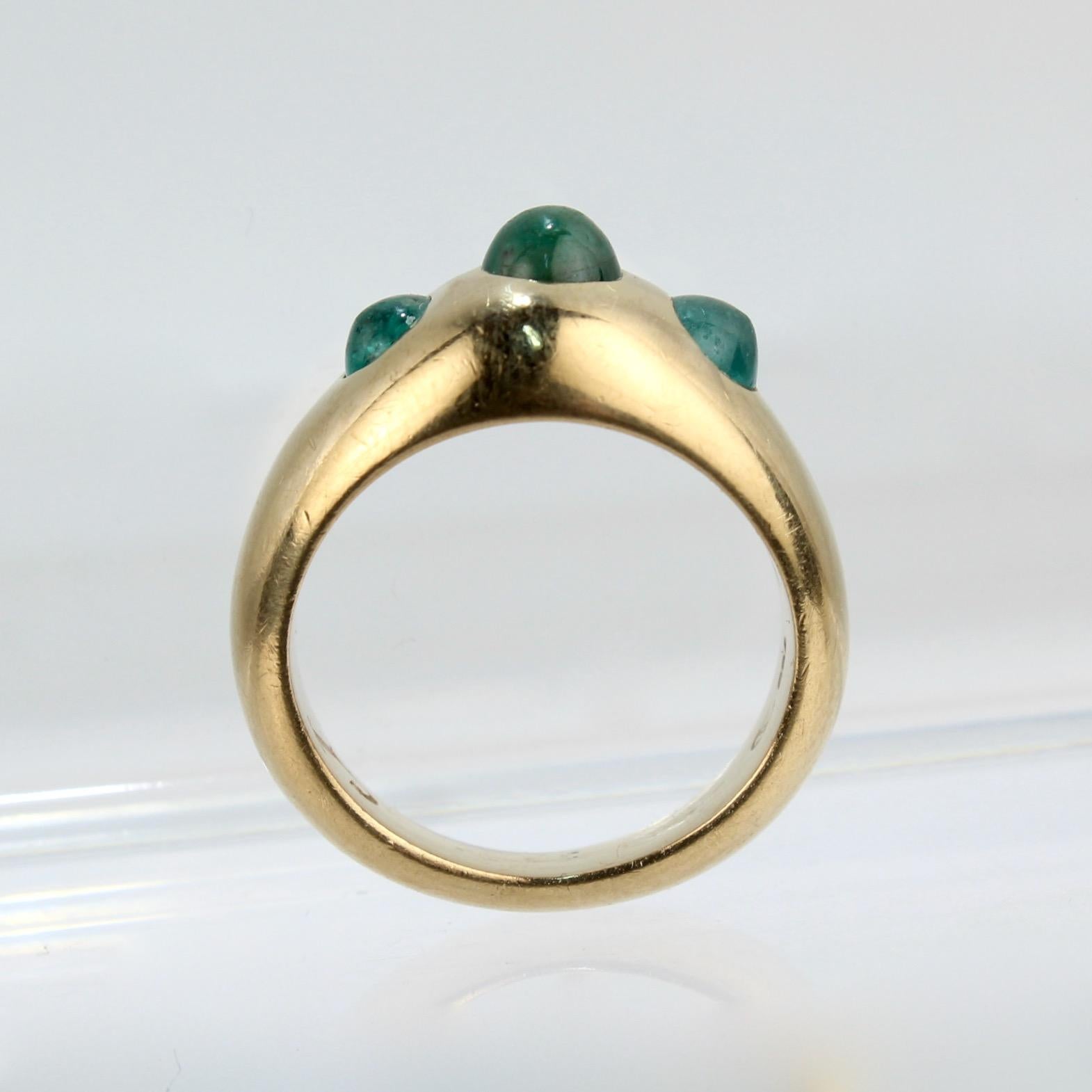 Gübelin Dreisteinring aus 18 Karat Gold und Smaragd-Cabochon im Zustand „Gut“ in Philadelphia, PA